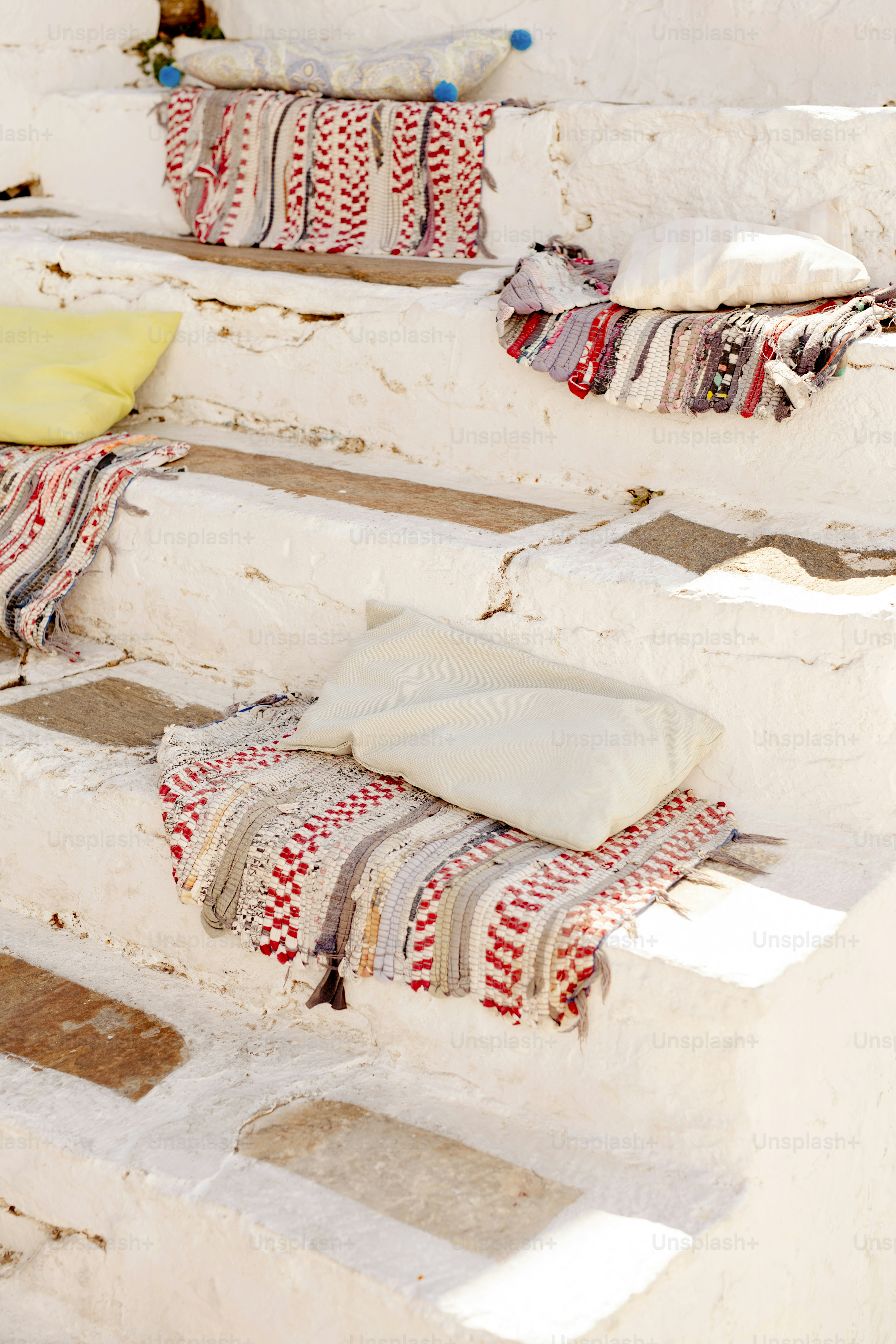 Un tas d’oreillers qui se trouvent sur quelques marches