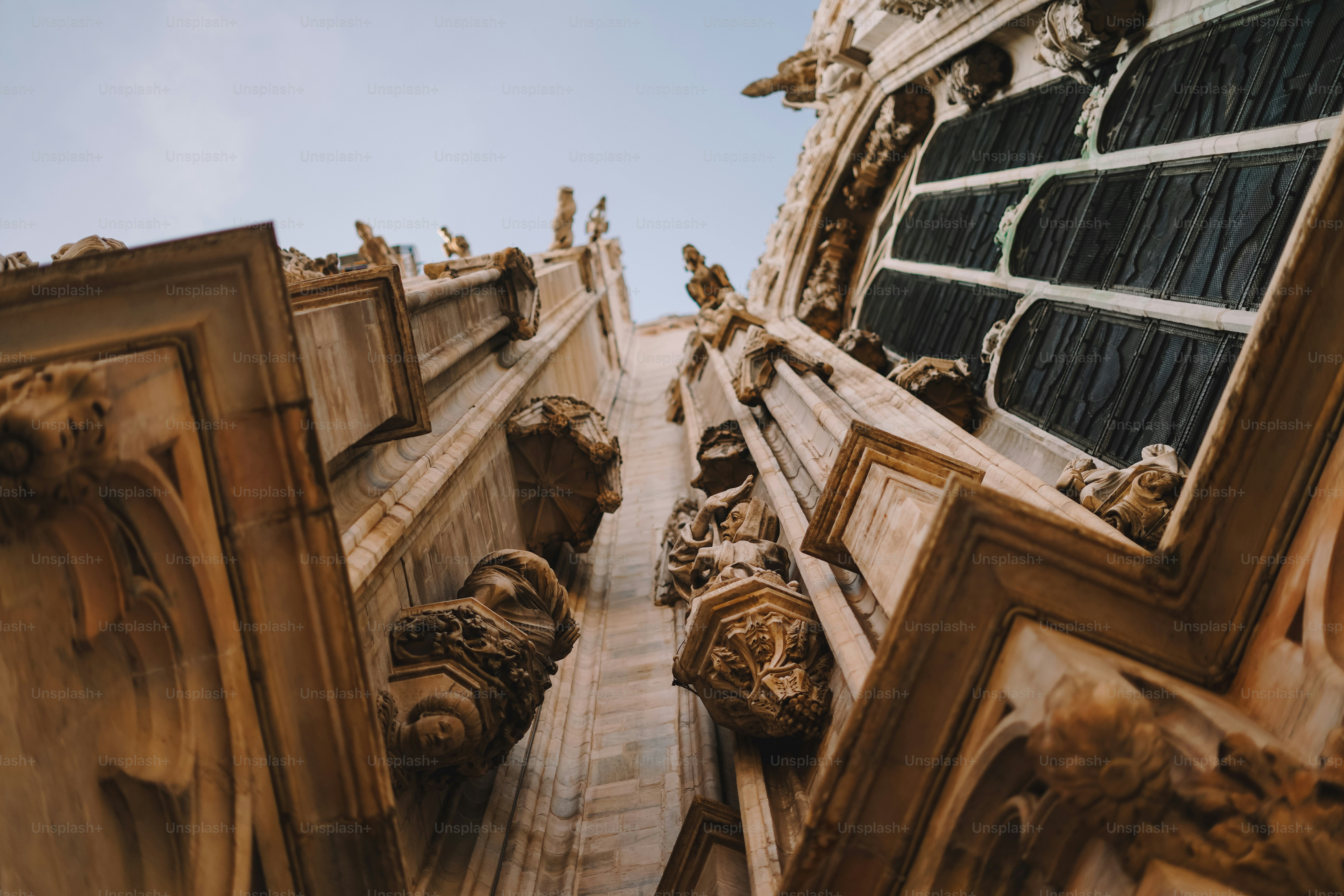 Nahaufnahme eines Gebäudes mit einem Uhrenturm im Hintergrund