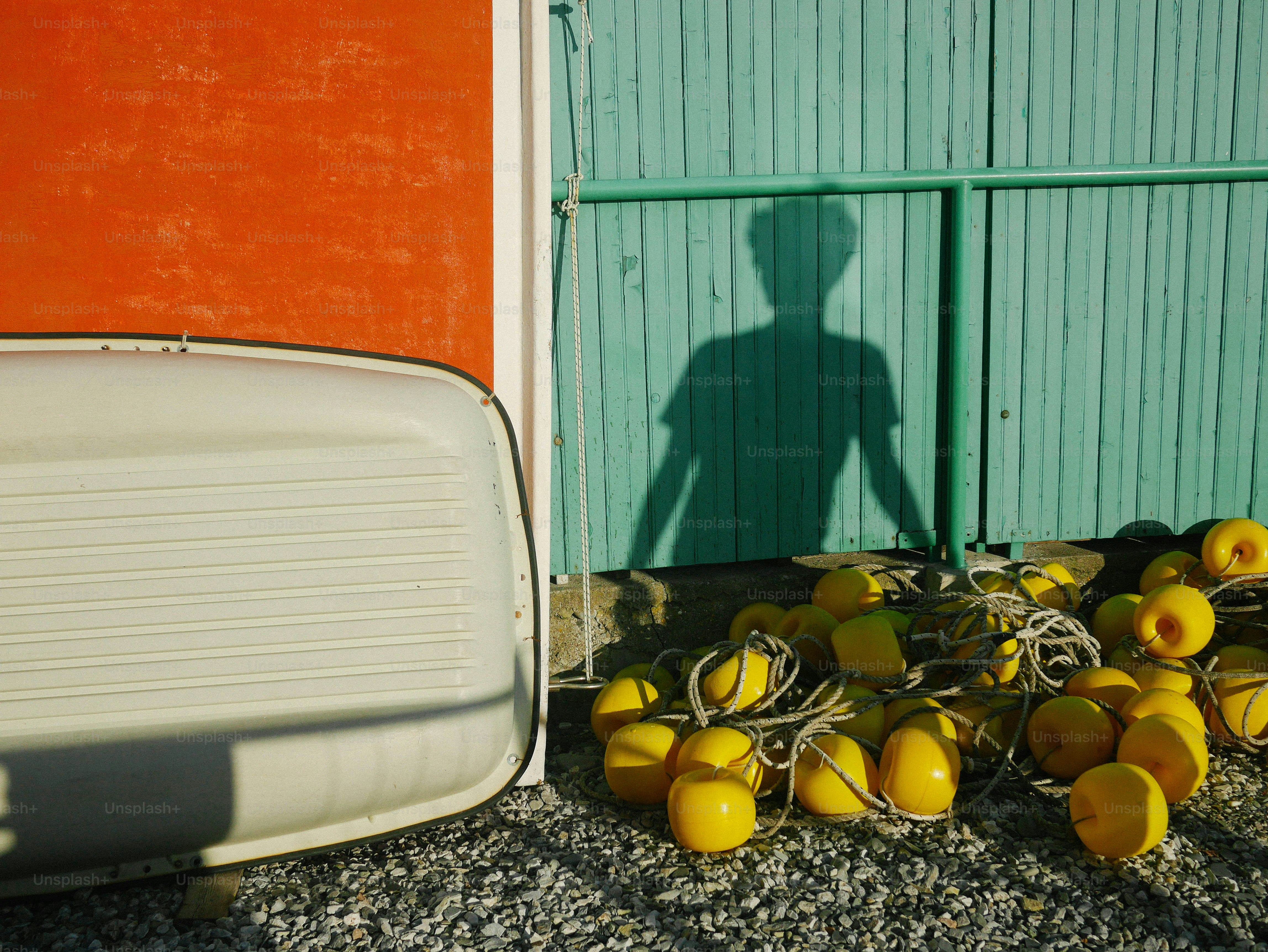L’ombre d’un homme debout à côté d’un tas de fruits