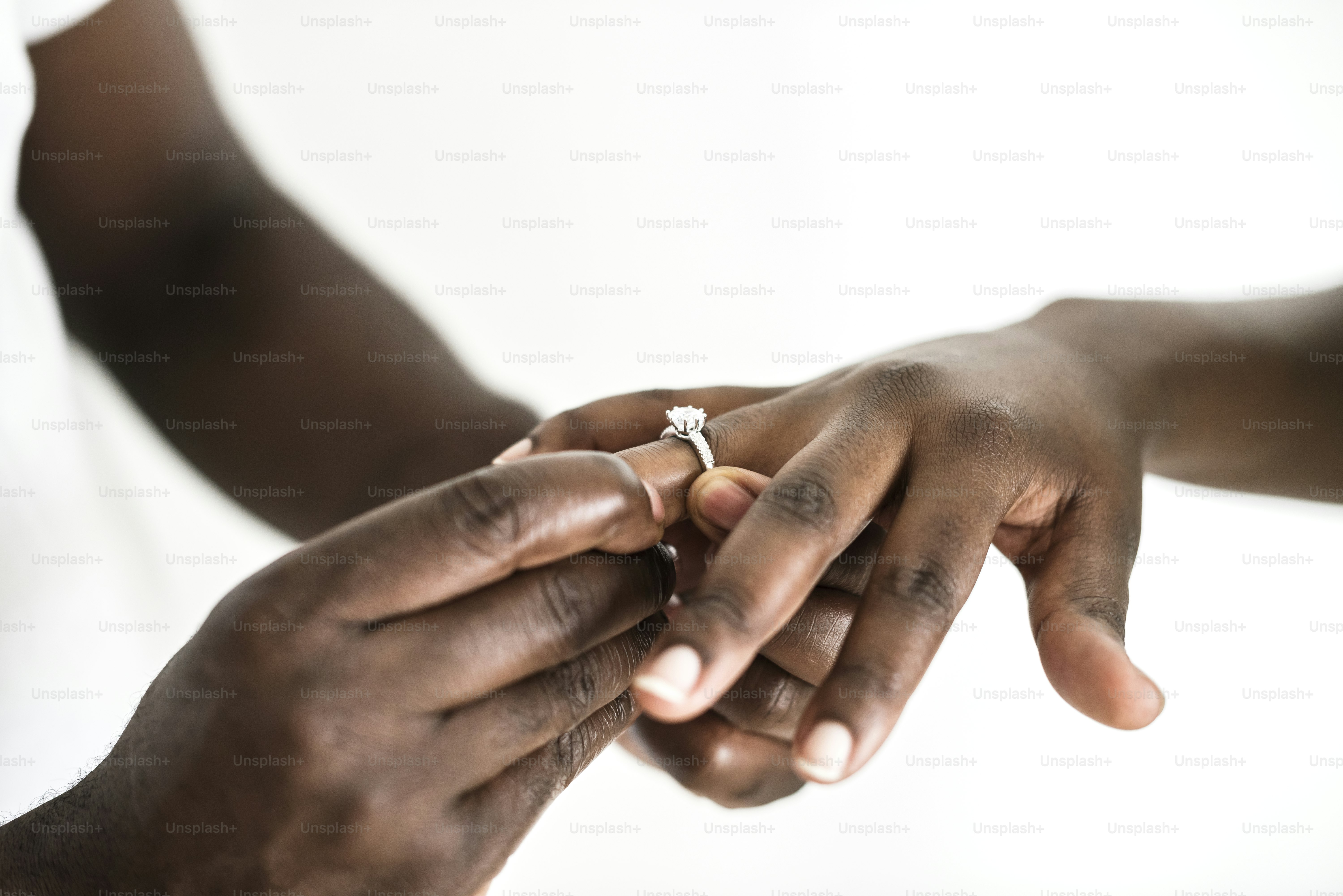 Uomo che propone alla sua ragazza