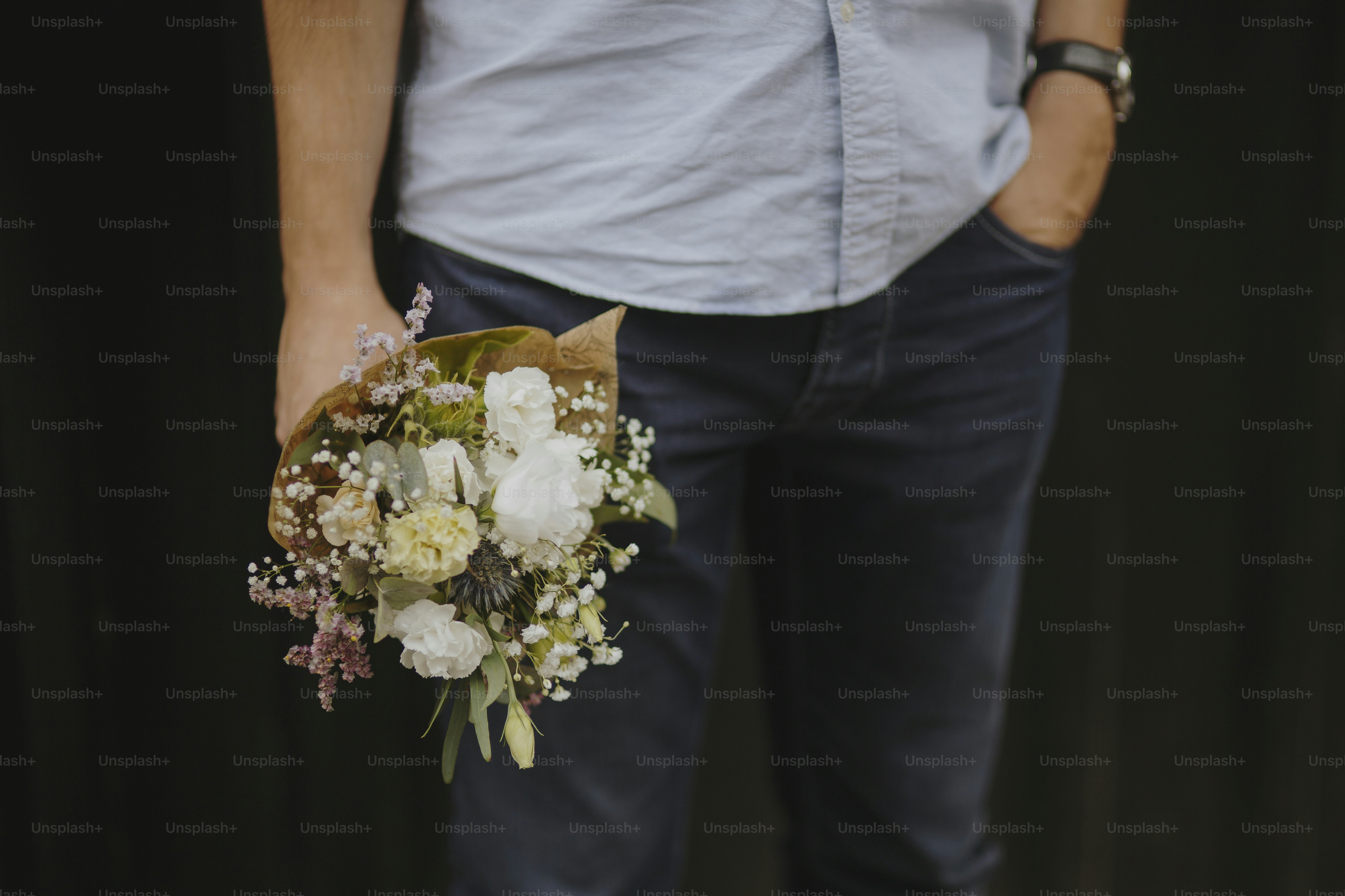 Uomo che tiene un mazzo di fiori