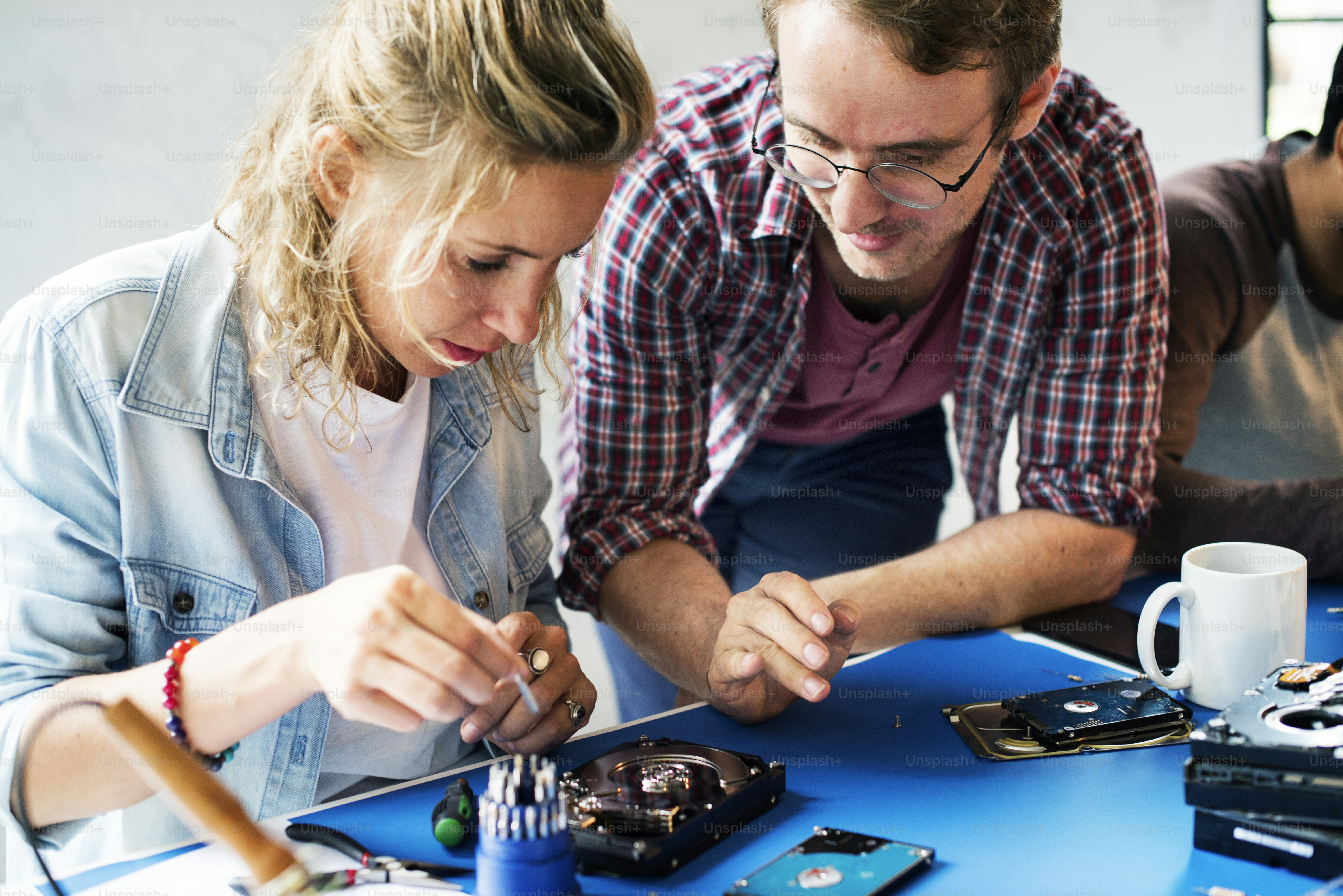 Techniciens travaillant sur disque dur d’ordinateur