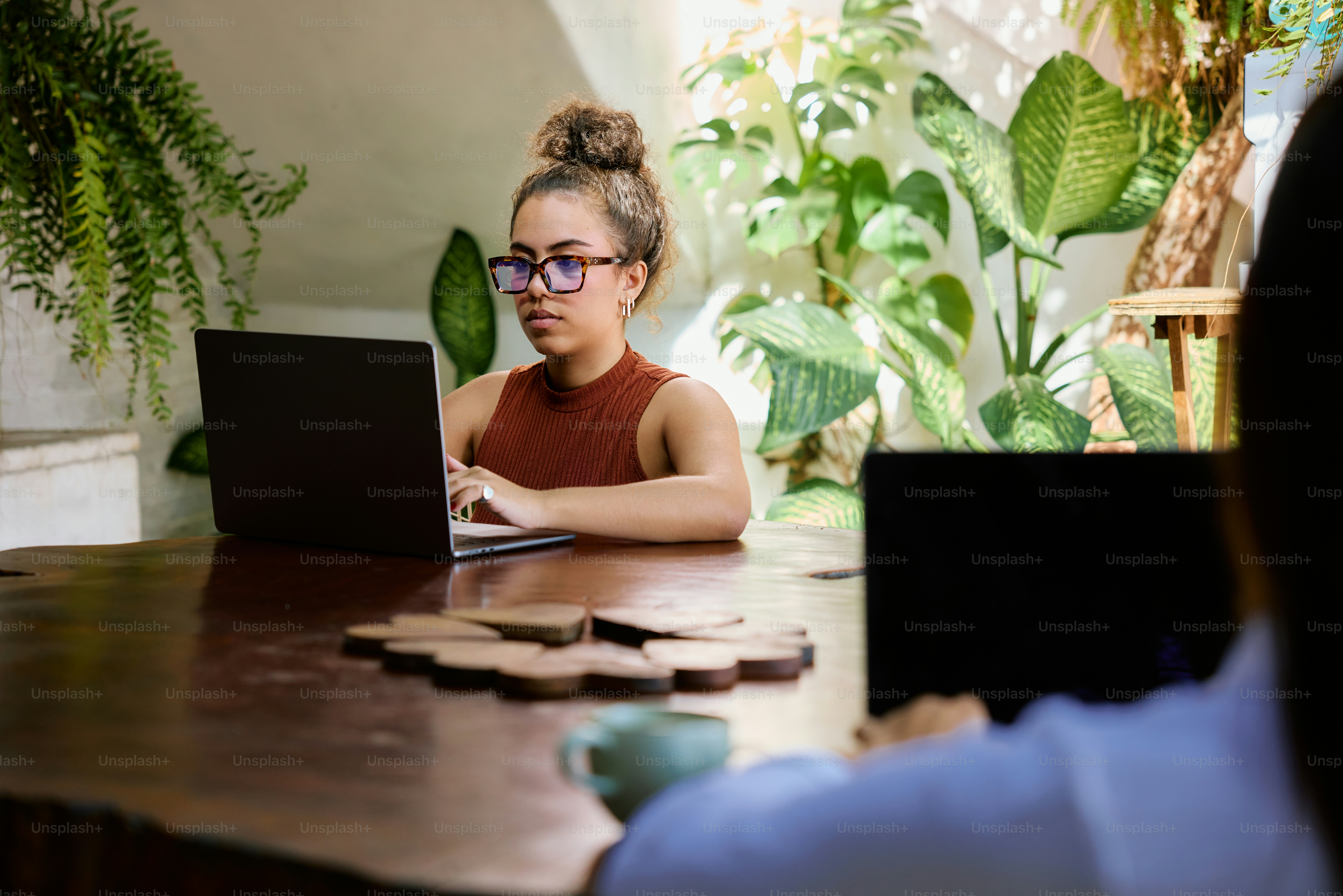 Une femme assise à une table avec un ordinateur portable