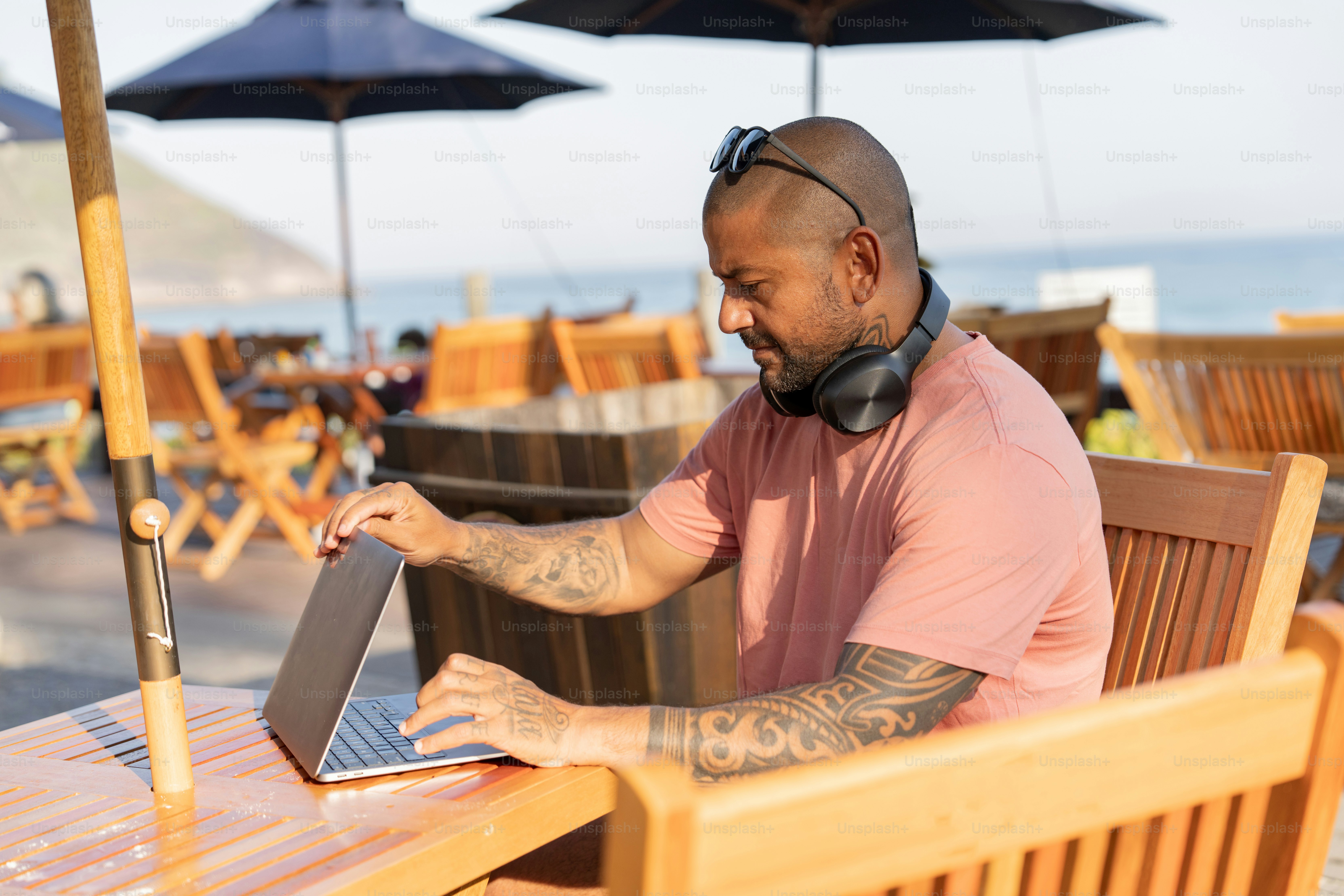Un hombre sentado en una mesa usando una computadora portátil