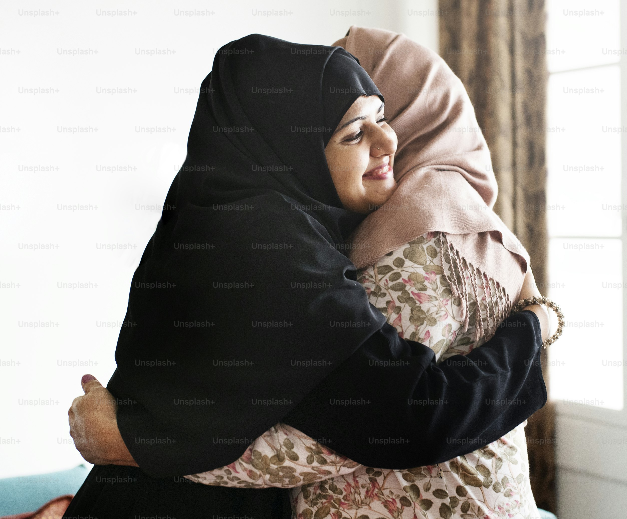 Wanita Muslim saling berpelukan