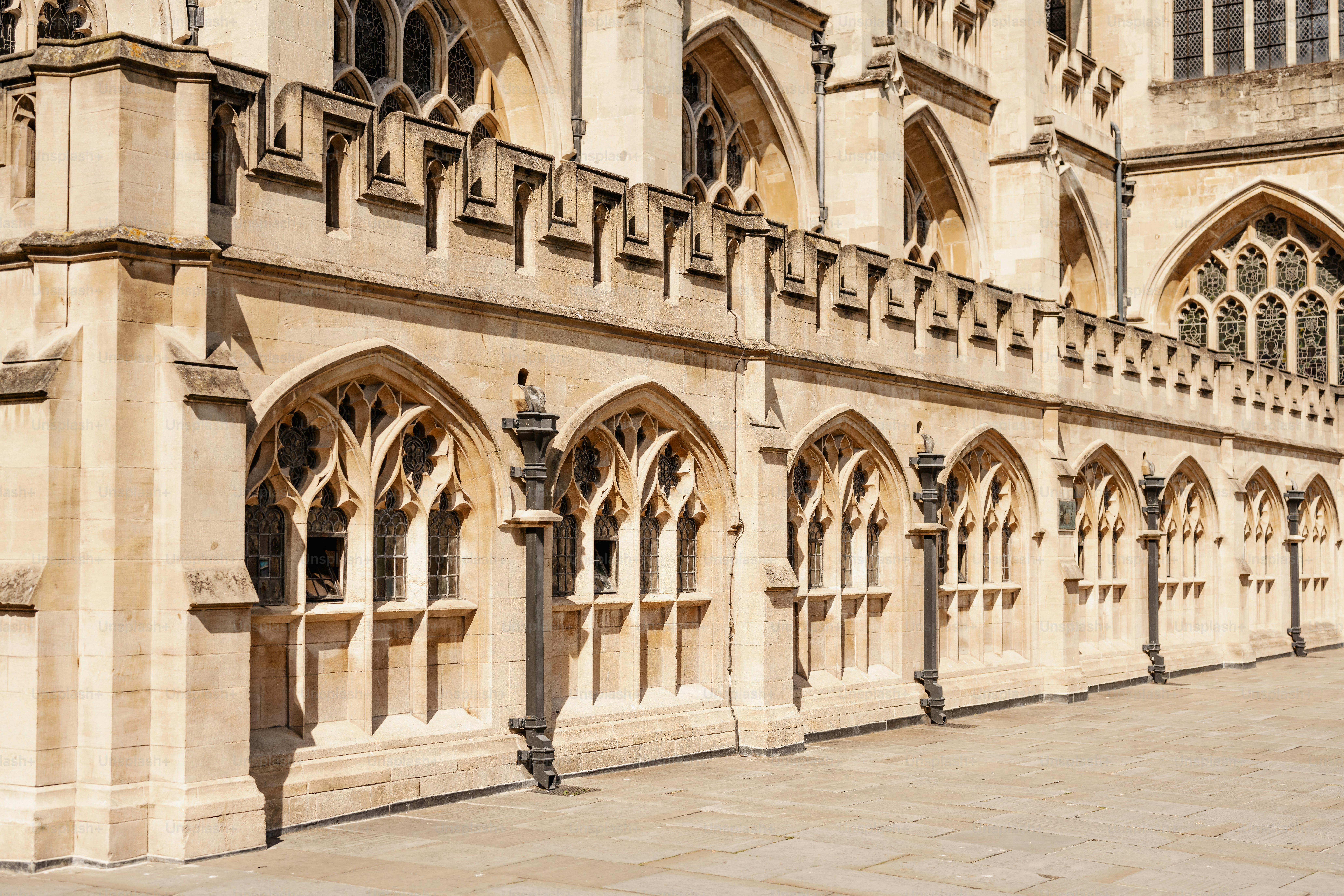 Um grande edifício com um relógio na frente