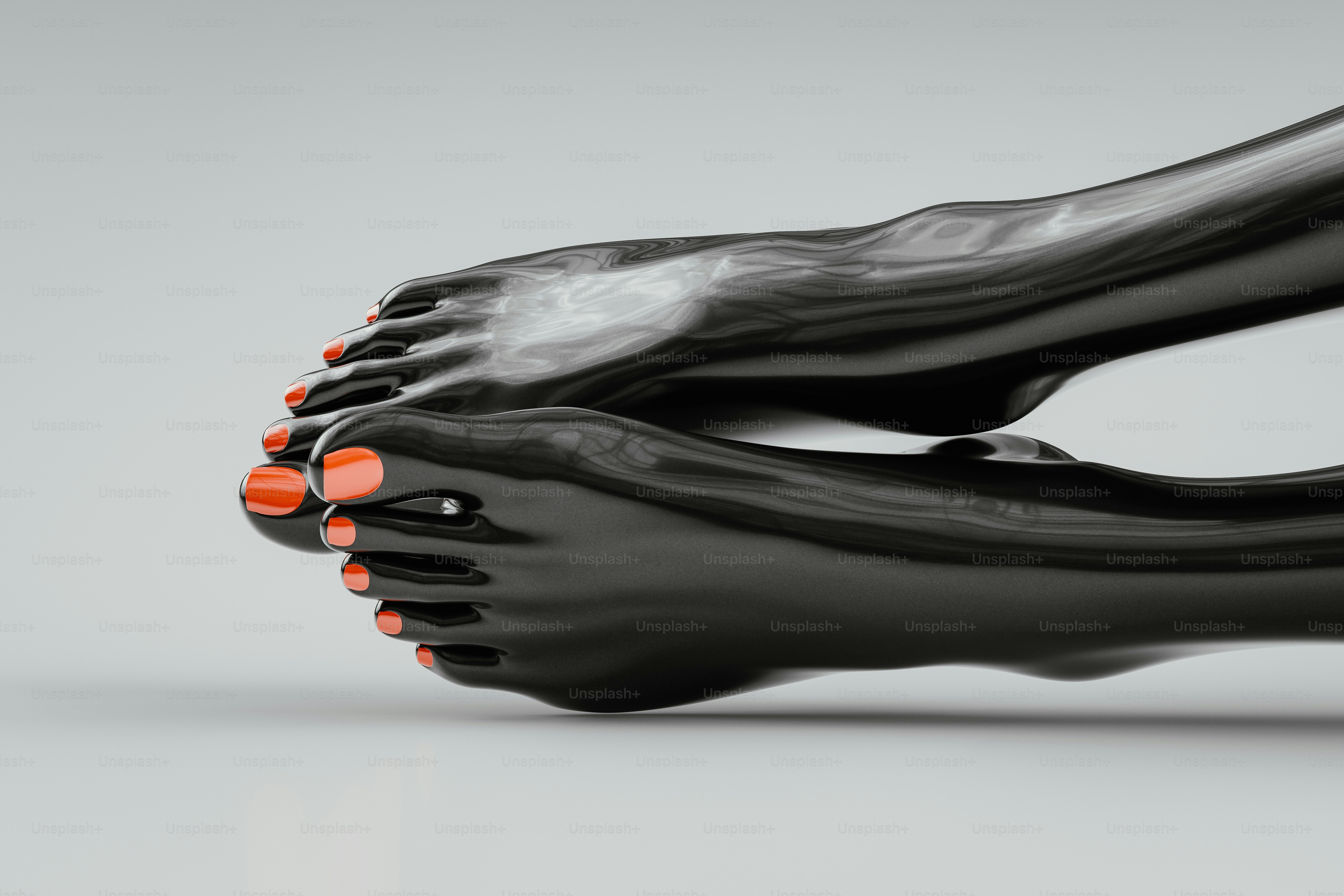Une paire de pieds noirs avec des orteils orange