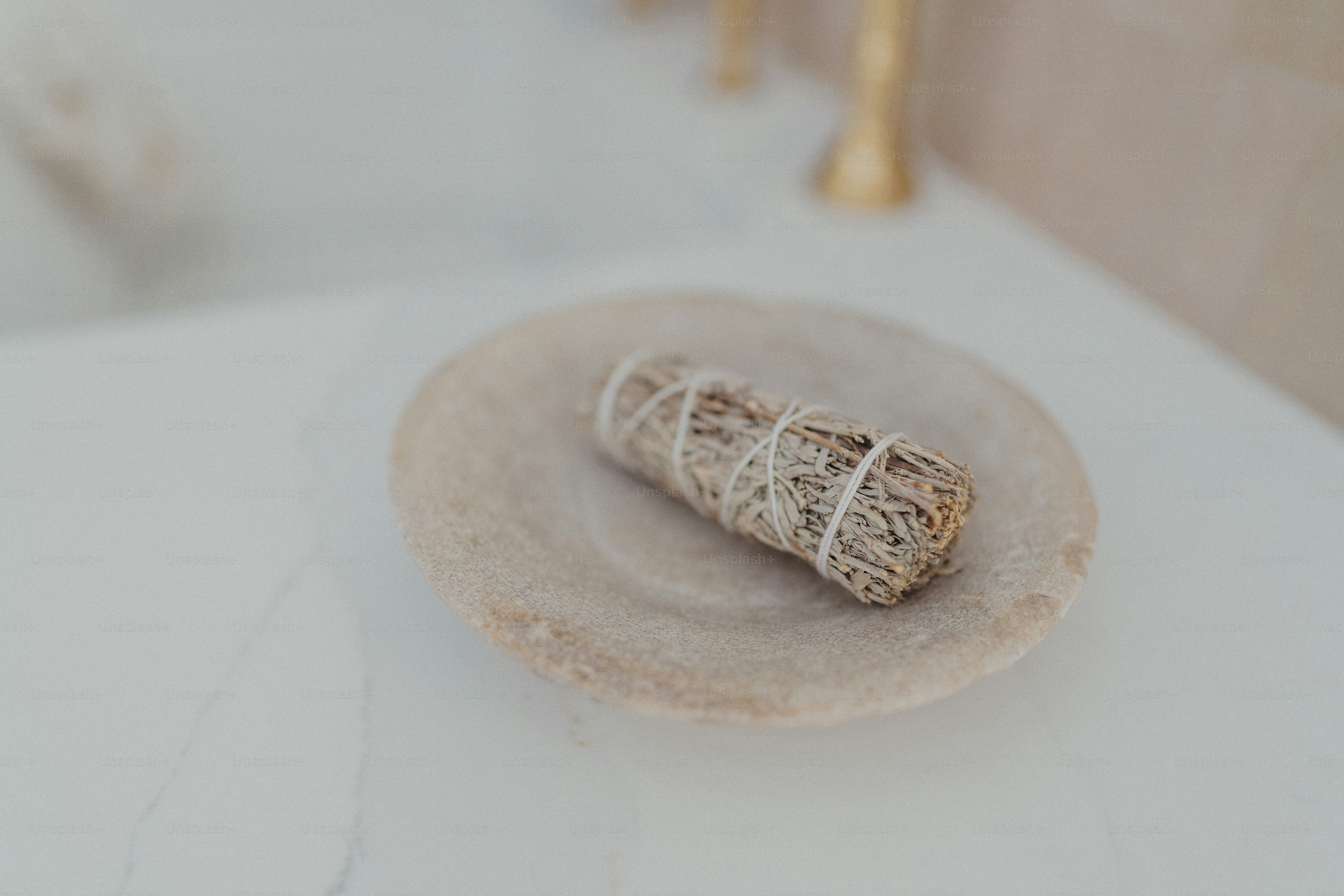 白い皿の上に載せられた一切れのパン