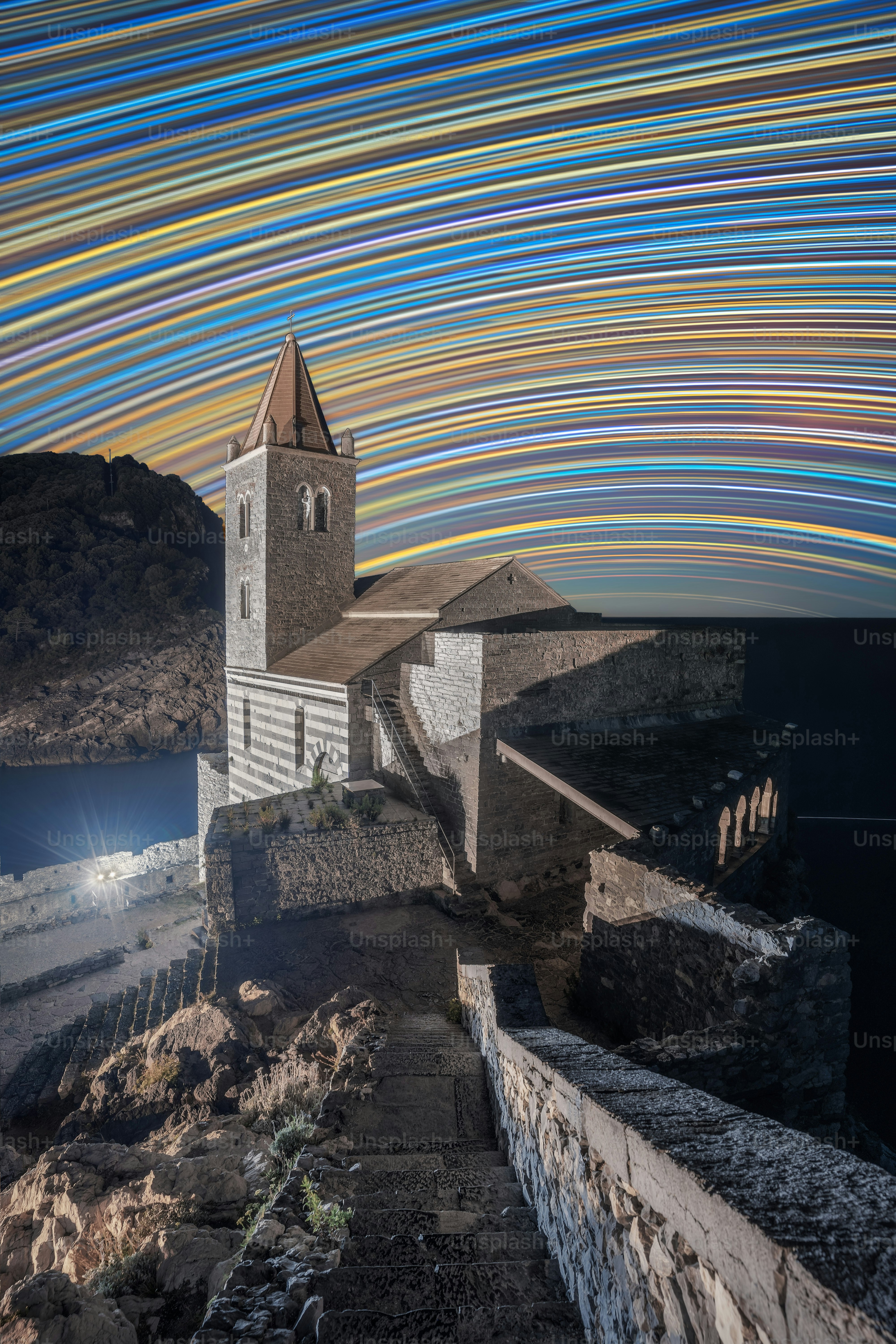 Ein Langzeitbelichtungsfoto einer Kirche auf einem Hügel