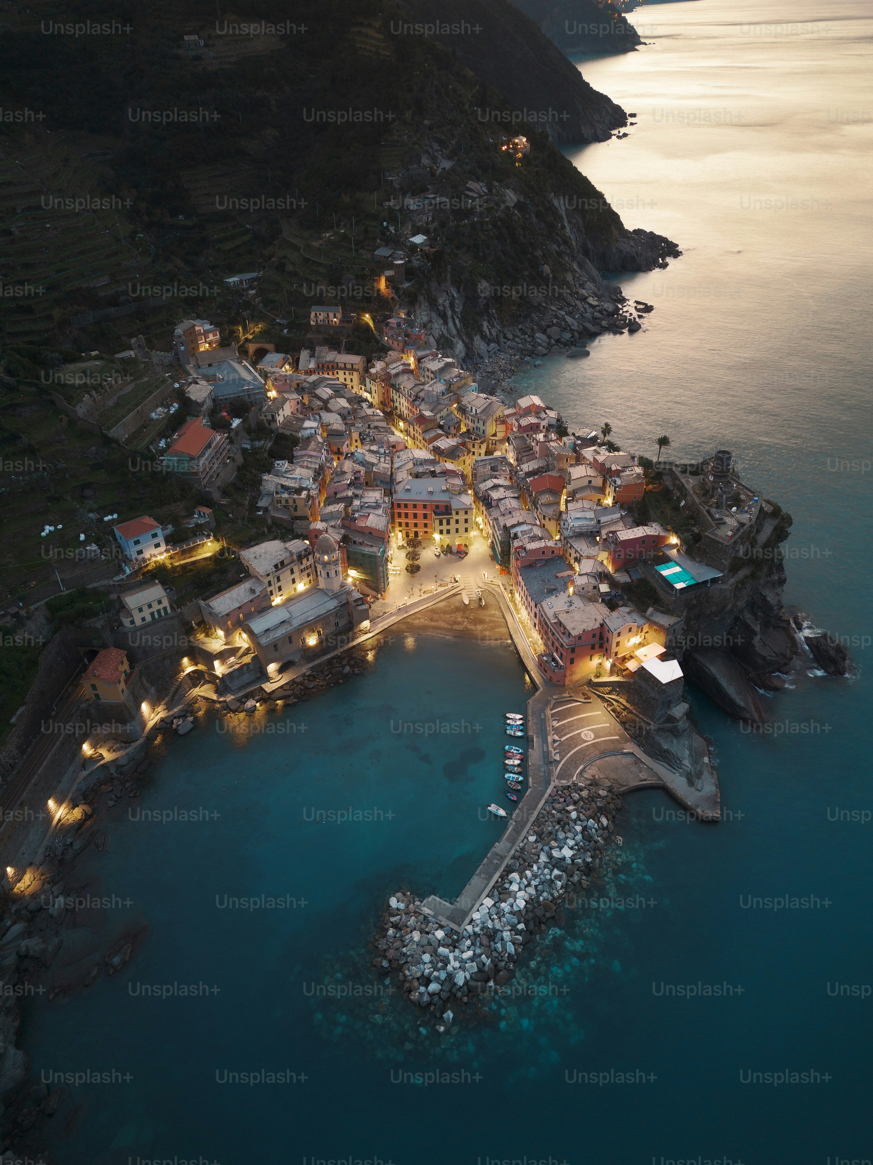 Eine Luftaufnahme einer Stadt am Meer