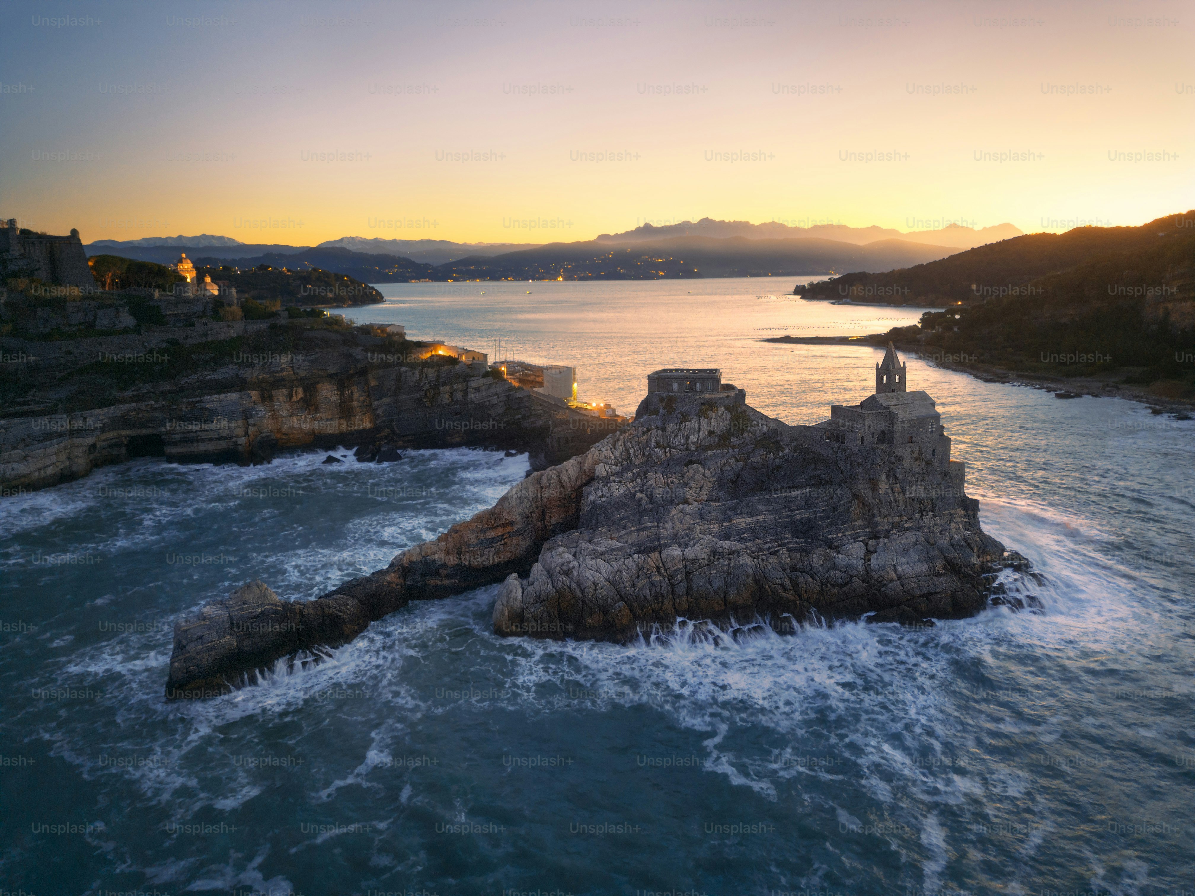 Ein großes Gewässer in der Nähe eines felsigen Ufers