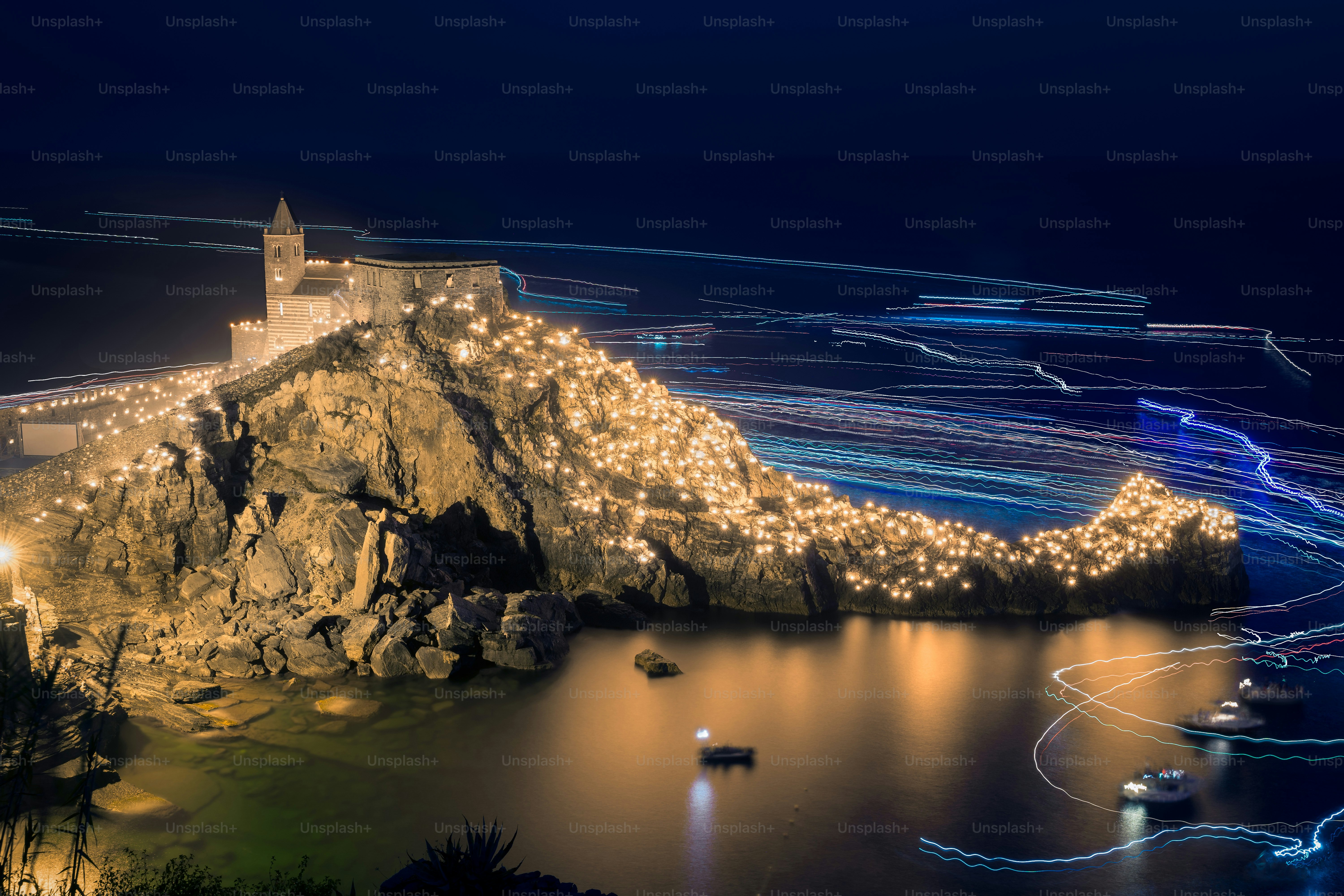 Eine nächtliche Ansicht einer Burg auf einem Hügel