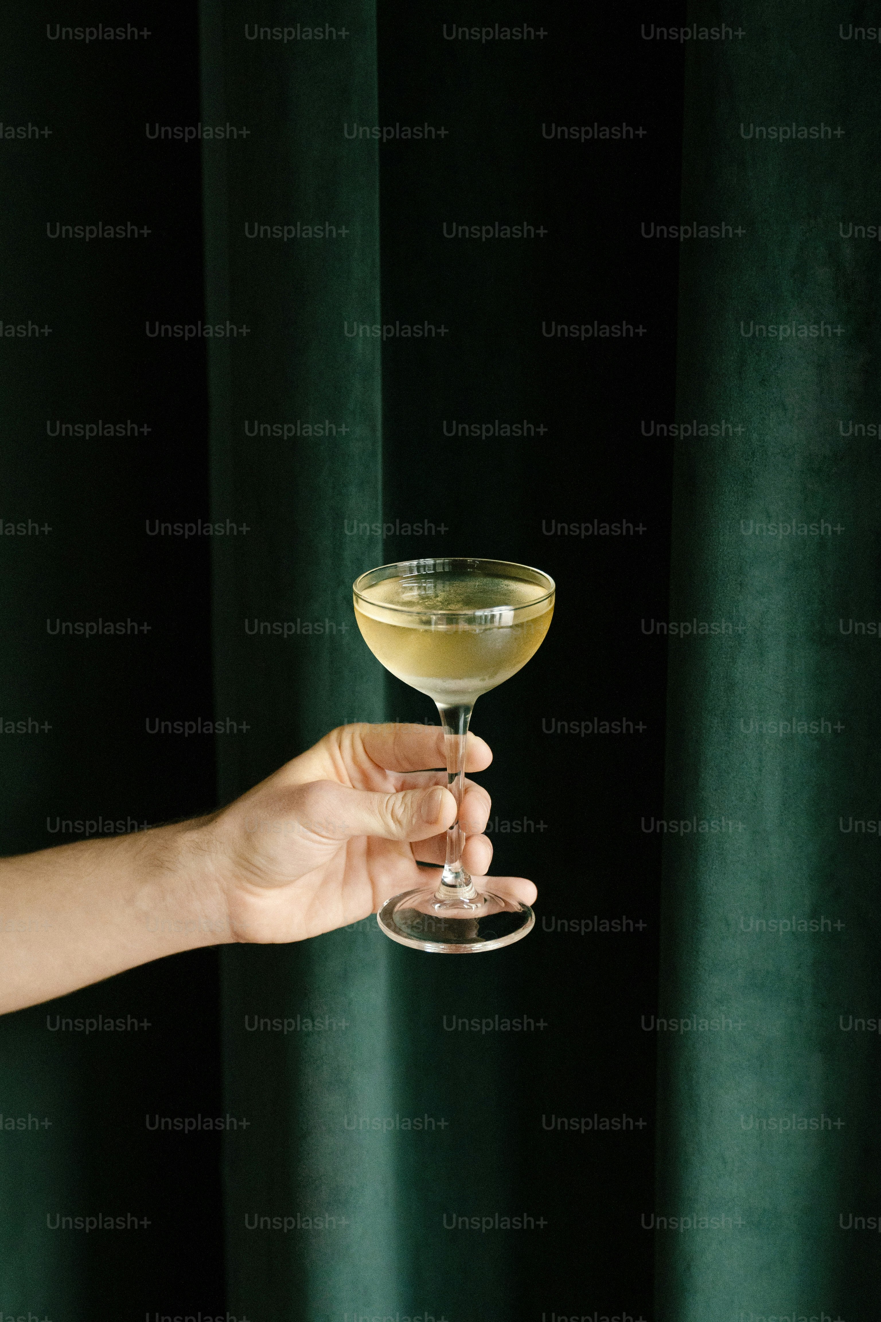 Une personne tenant un verre de vin à la main