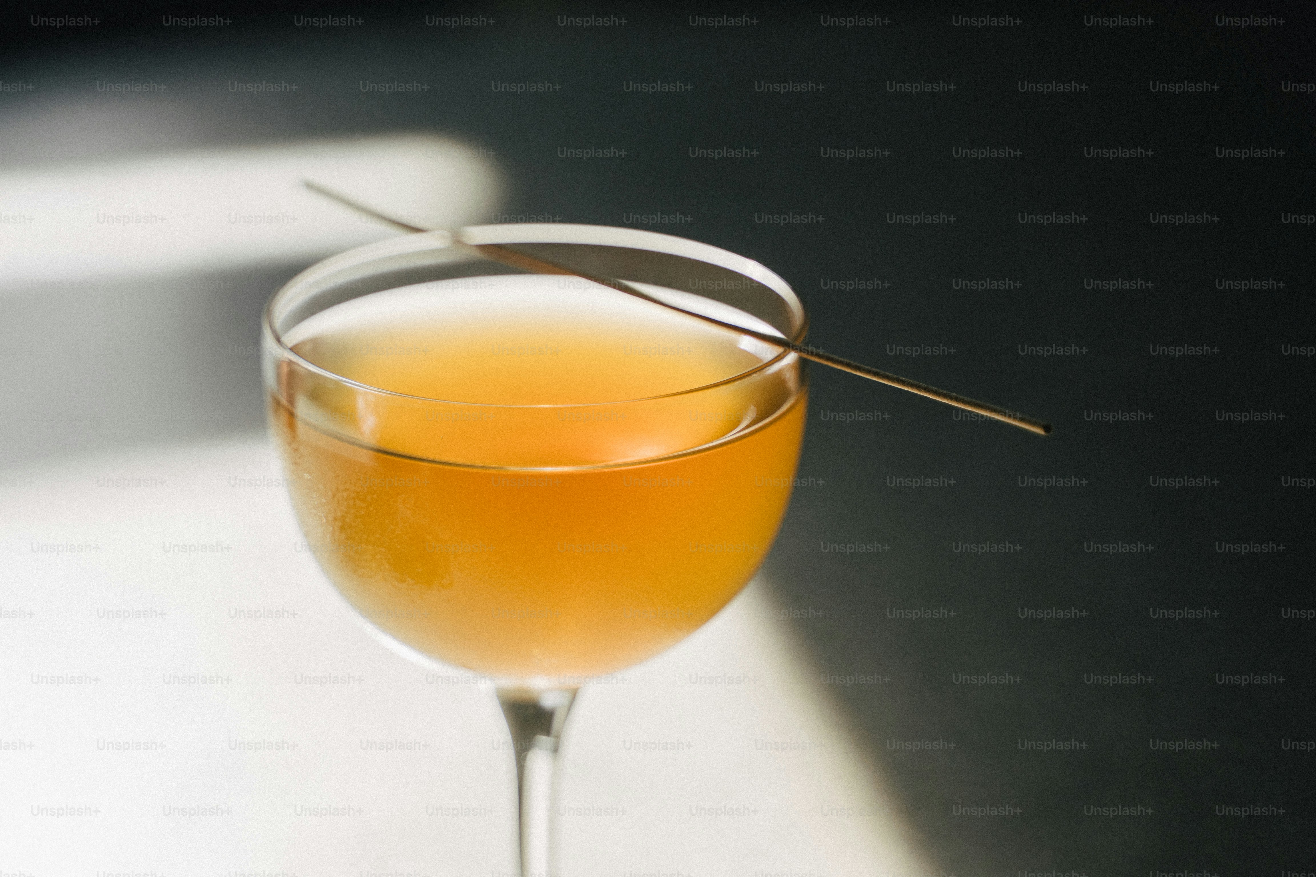 Gros plan d’un verre dans un verre de vin