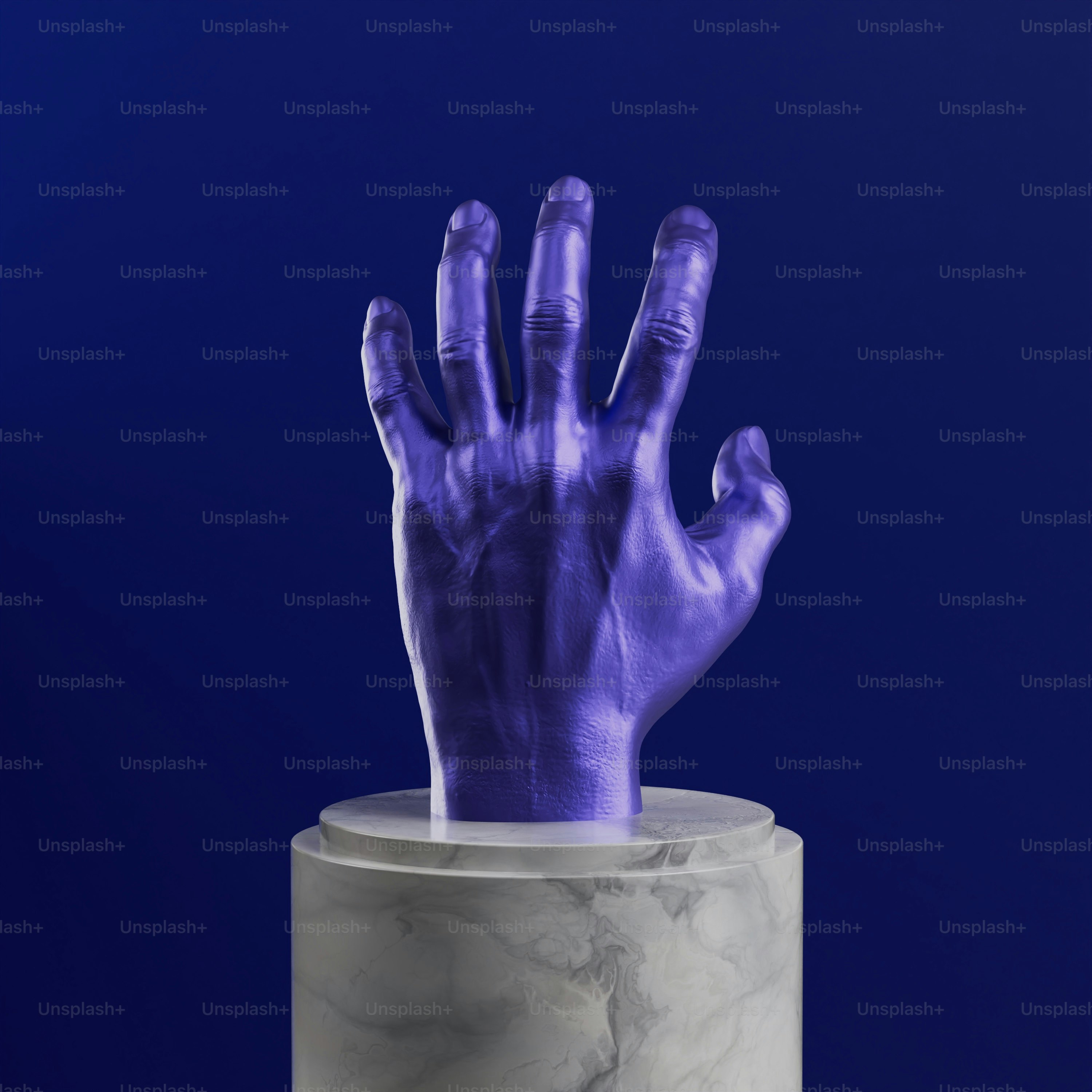 Eine lila Hand, die aus einem Marmorbehälter herausragt