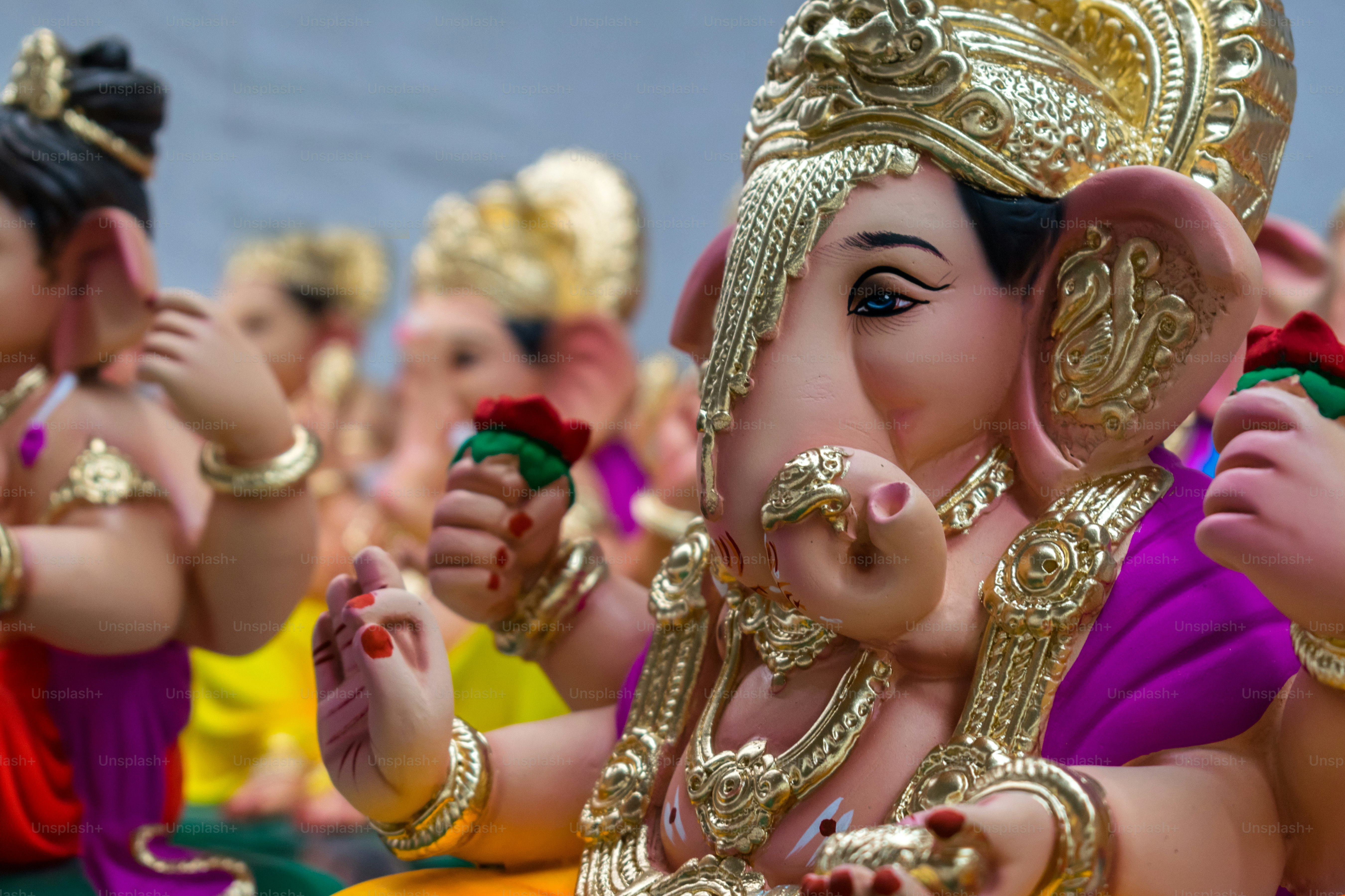 Eine Gruppe kleiner Elefantenstatuen in einer Parade