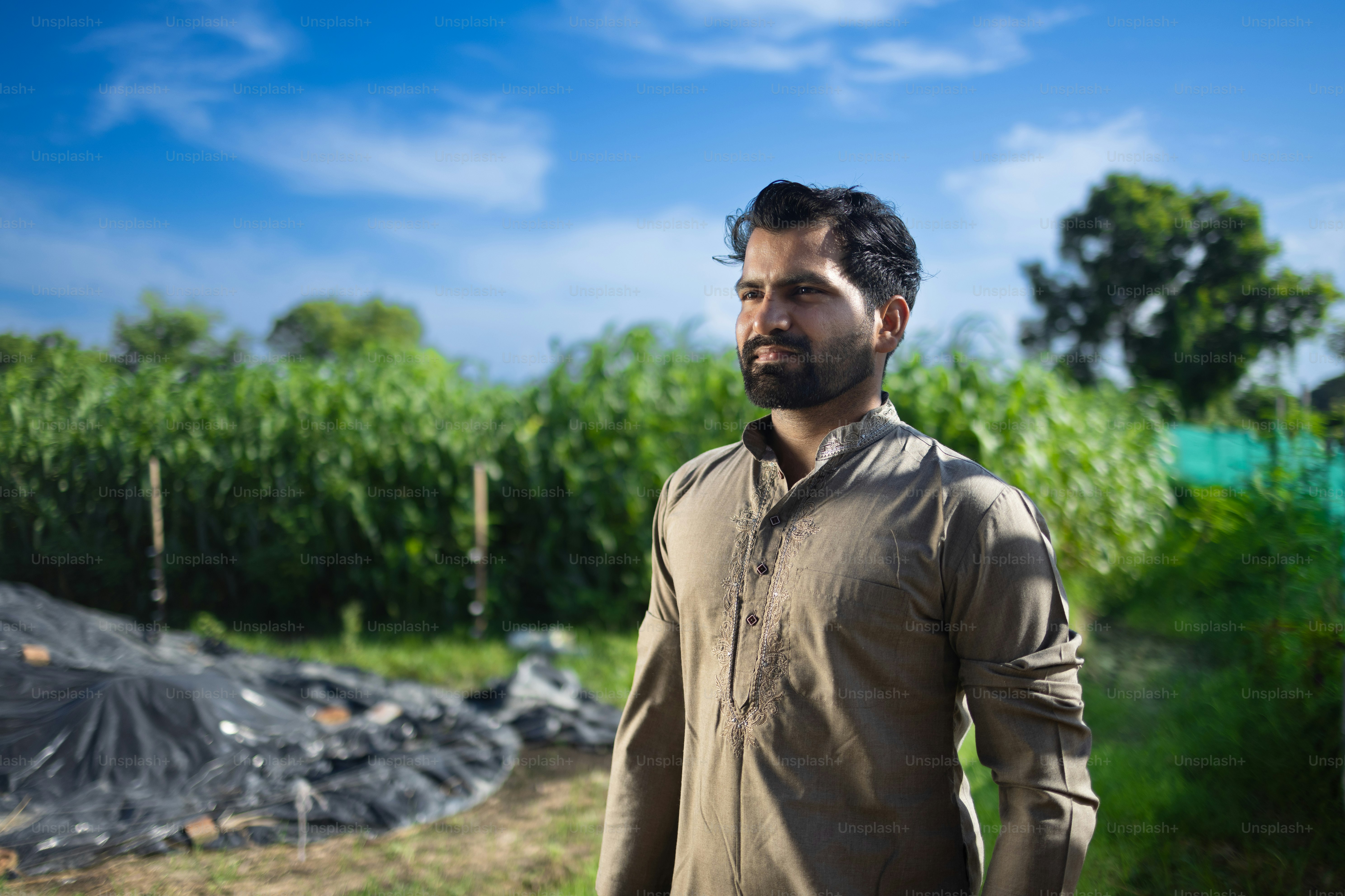 Un hombre parado frente a una pila de basura