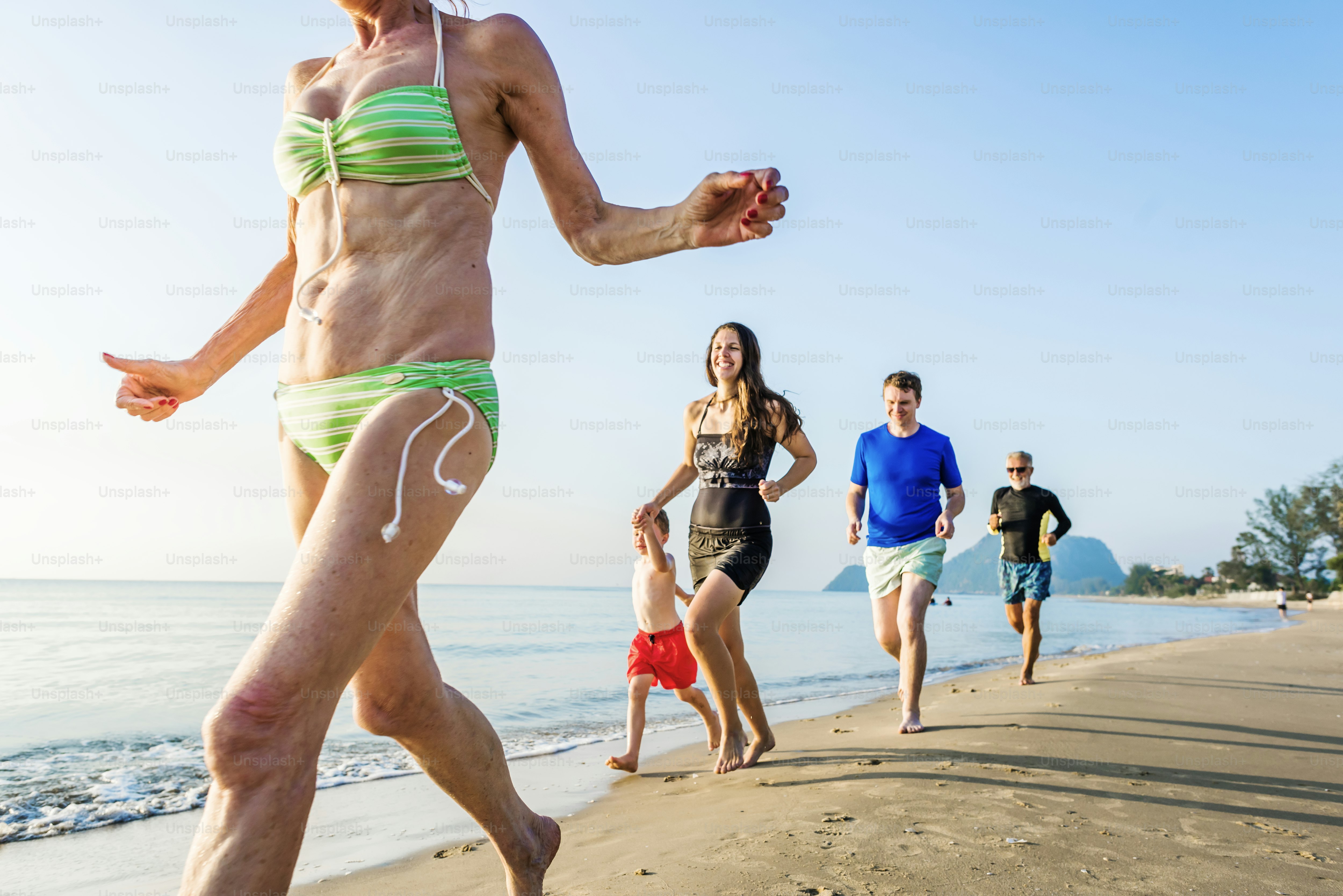 Famille jouant à la plage