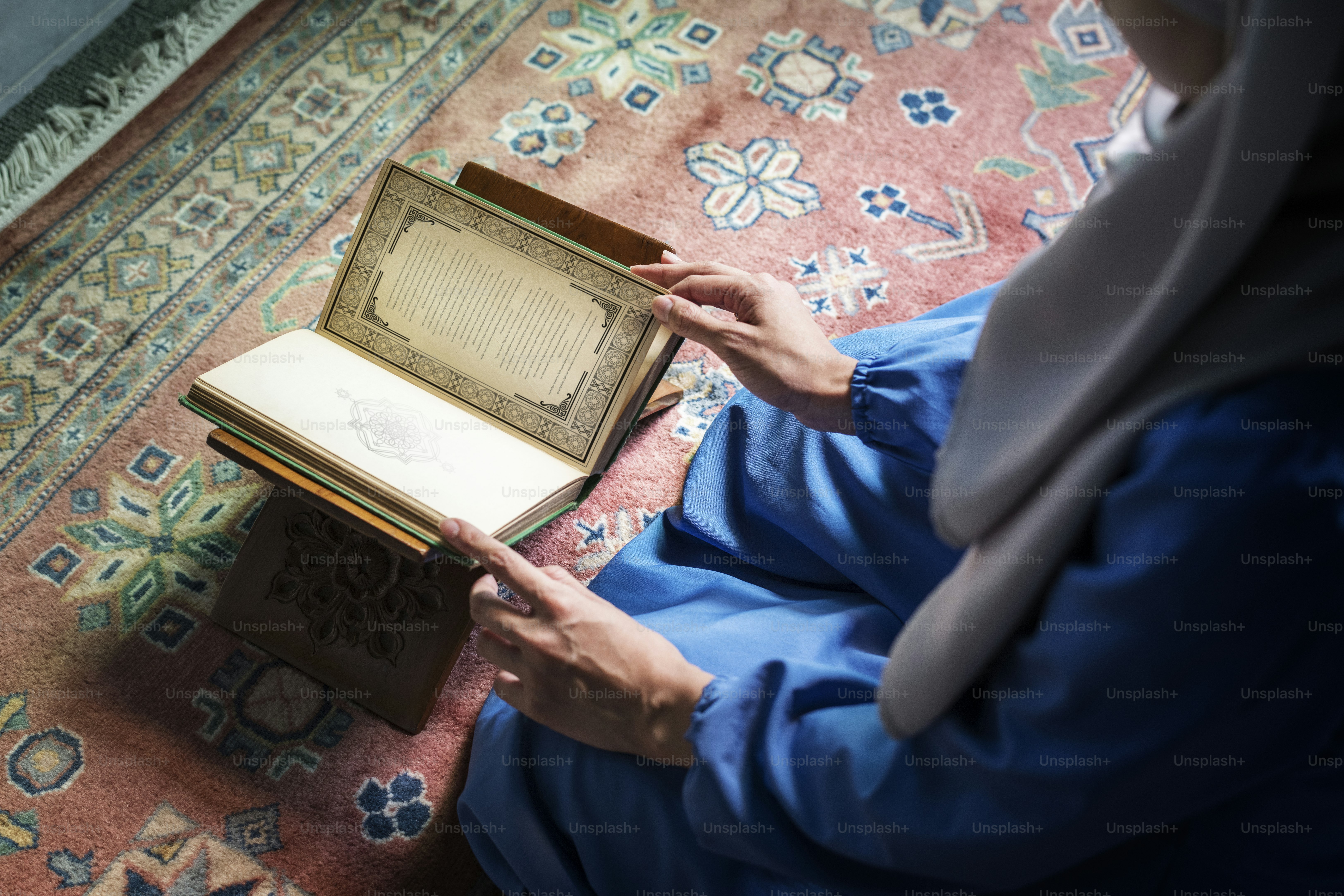 Mujer musulmana leyendo el Corán