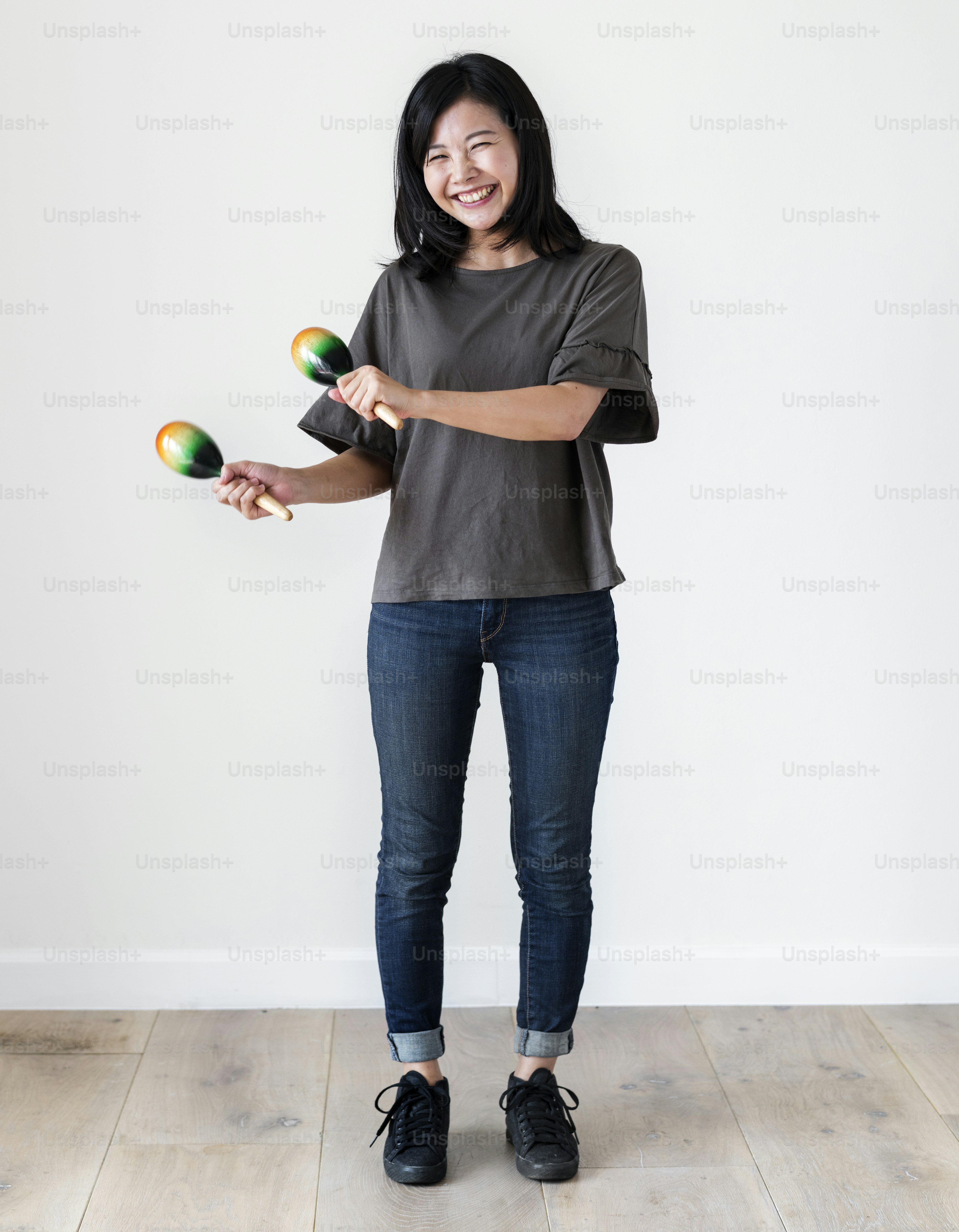 Ragazza di etnia asiatica che gioca a macaras