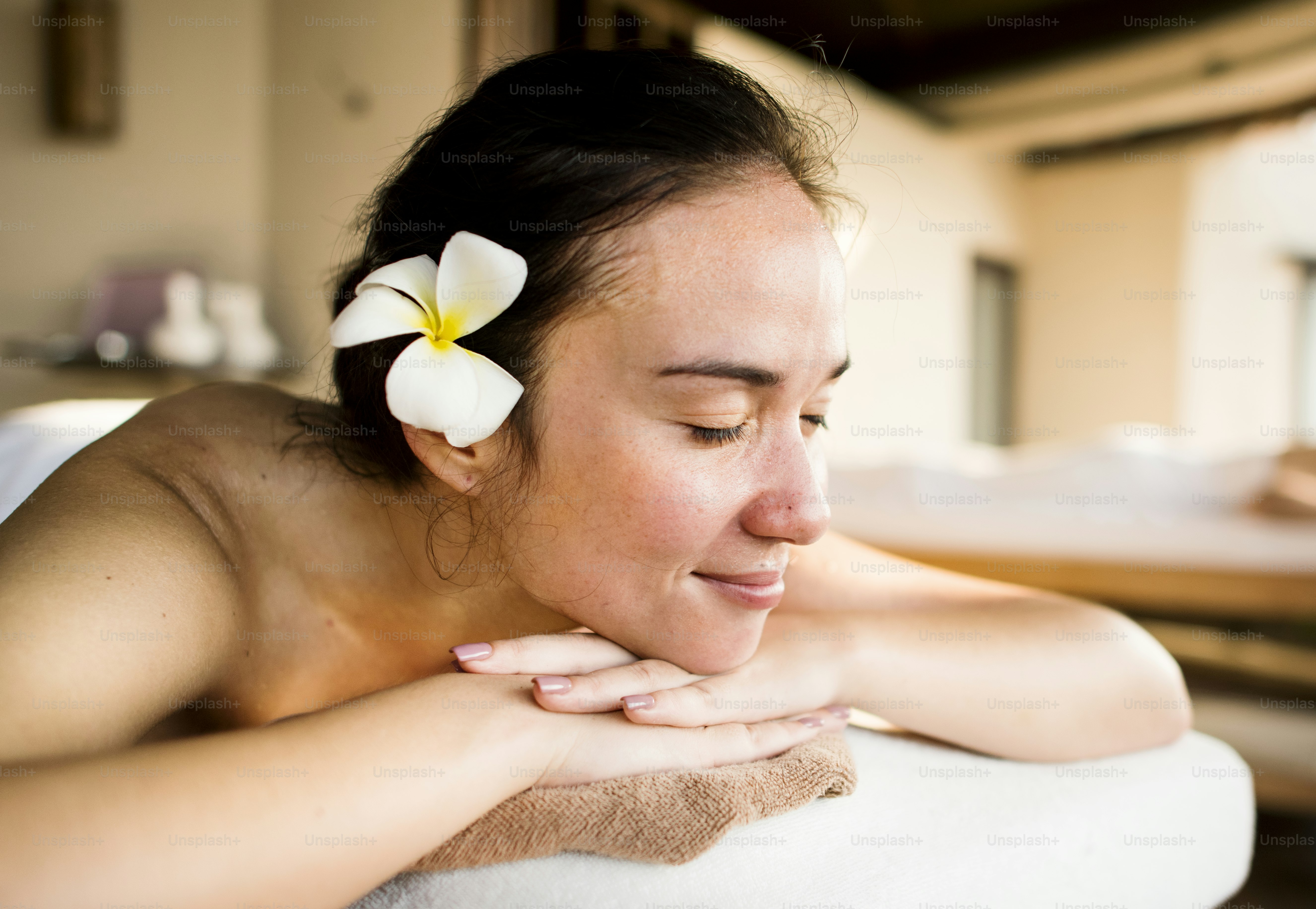 Wanita bersantai dari perawatan spa
