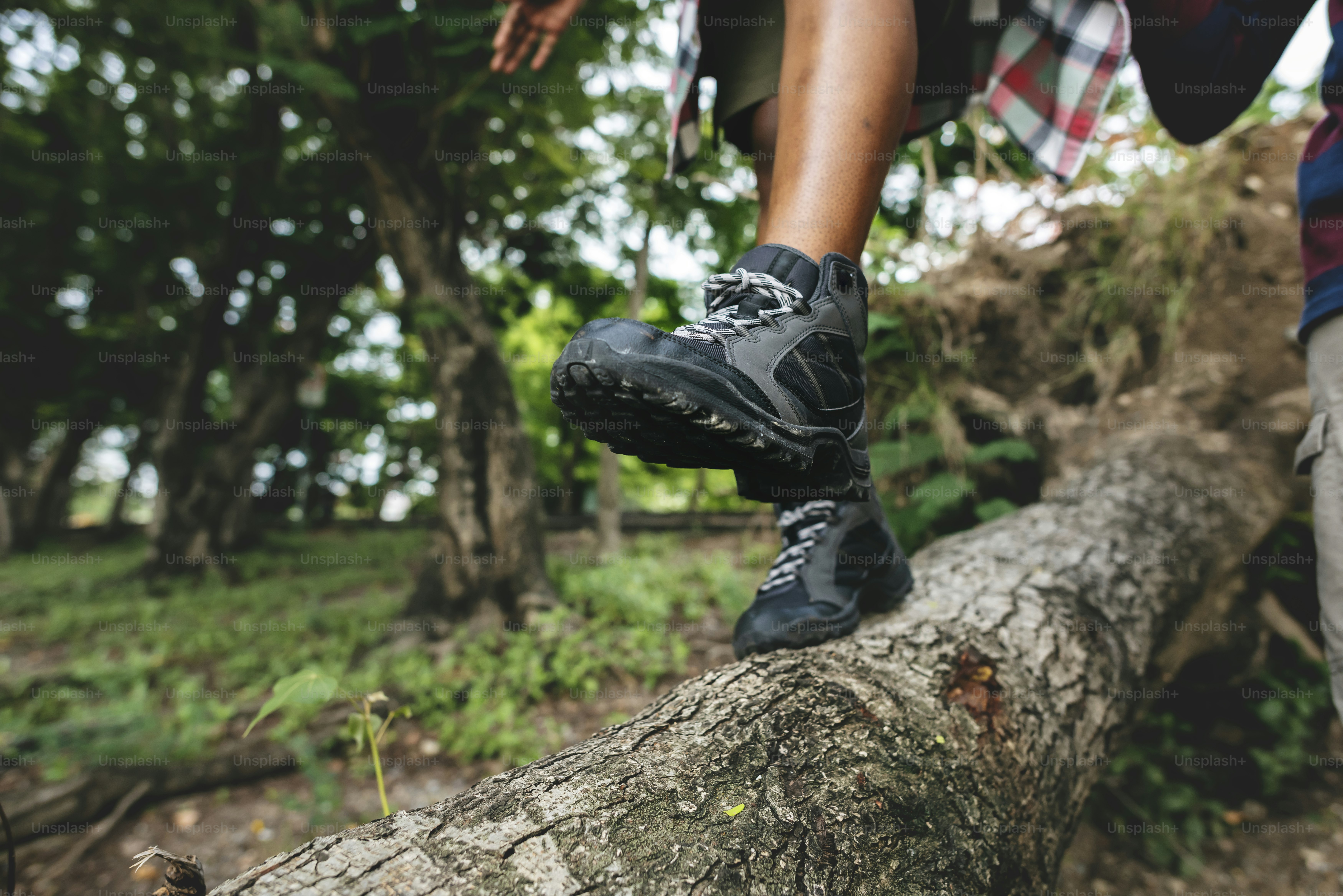 Femme marchant sur un tronc d’arbre