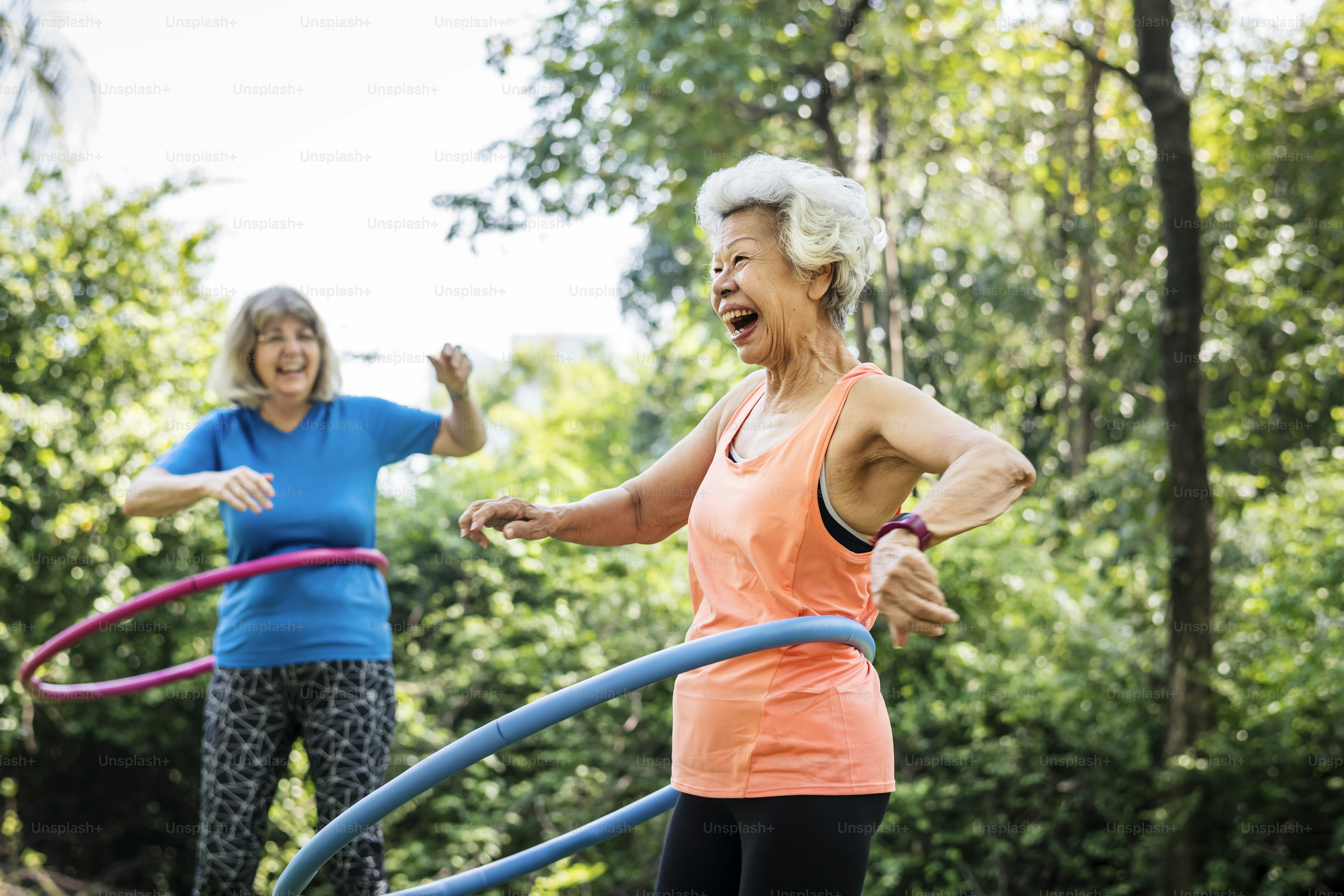 Femme âgée faisant de l’exercice avec un cerceau