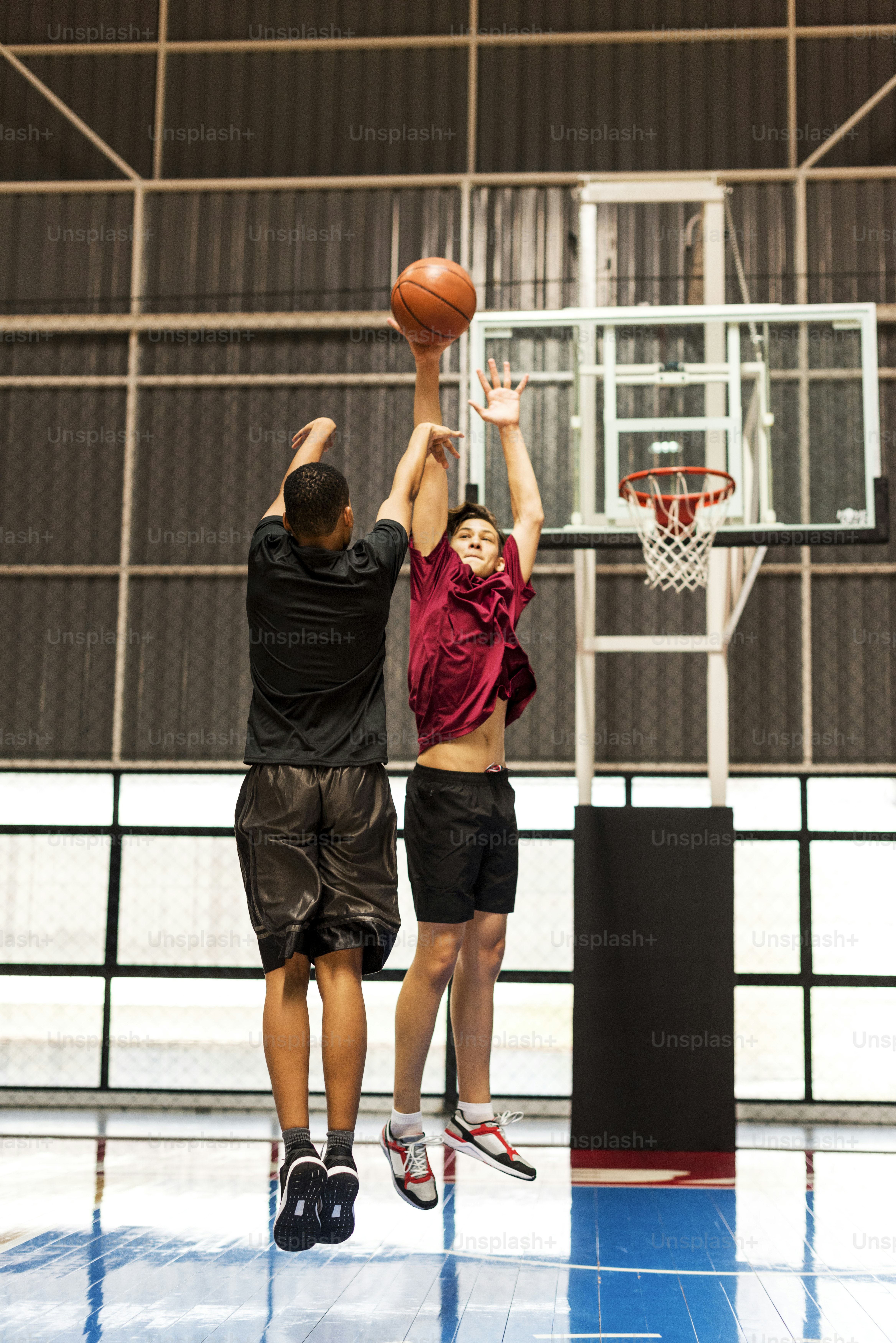 Dois adolescentes jogando basquete juntos na quadra foto – Imagem sobre  Desporto na Unsplash, image size:3000x4495