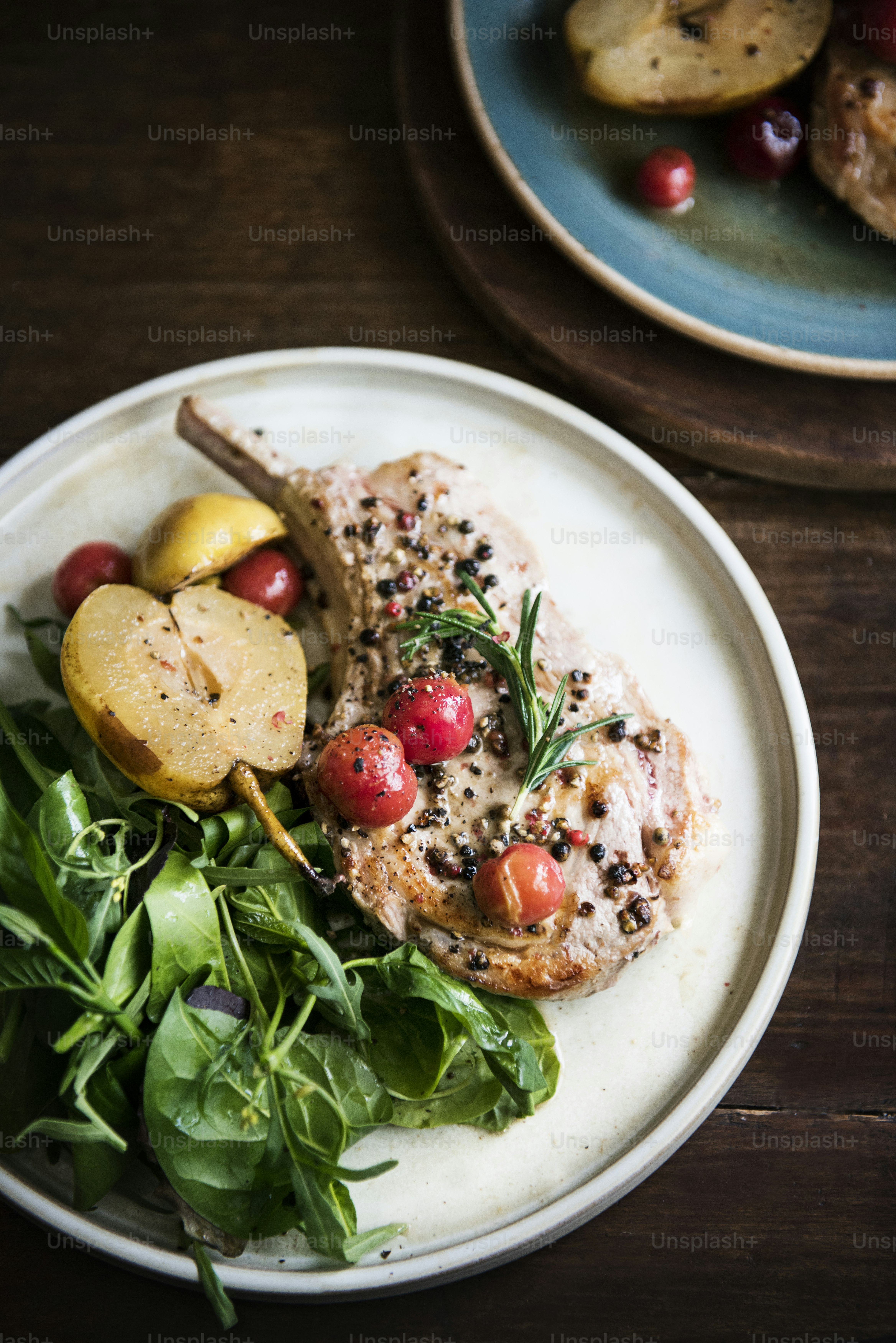 Braciola di maiale con mele idea ricetta per la fotografia di cibo