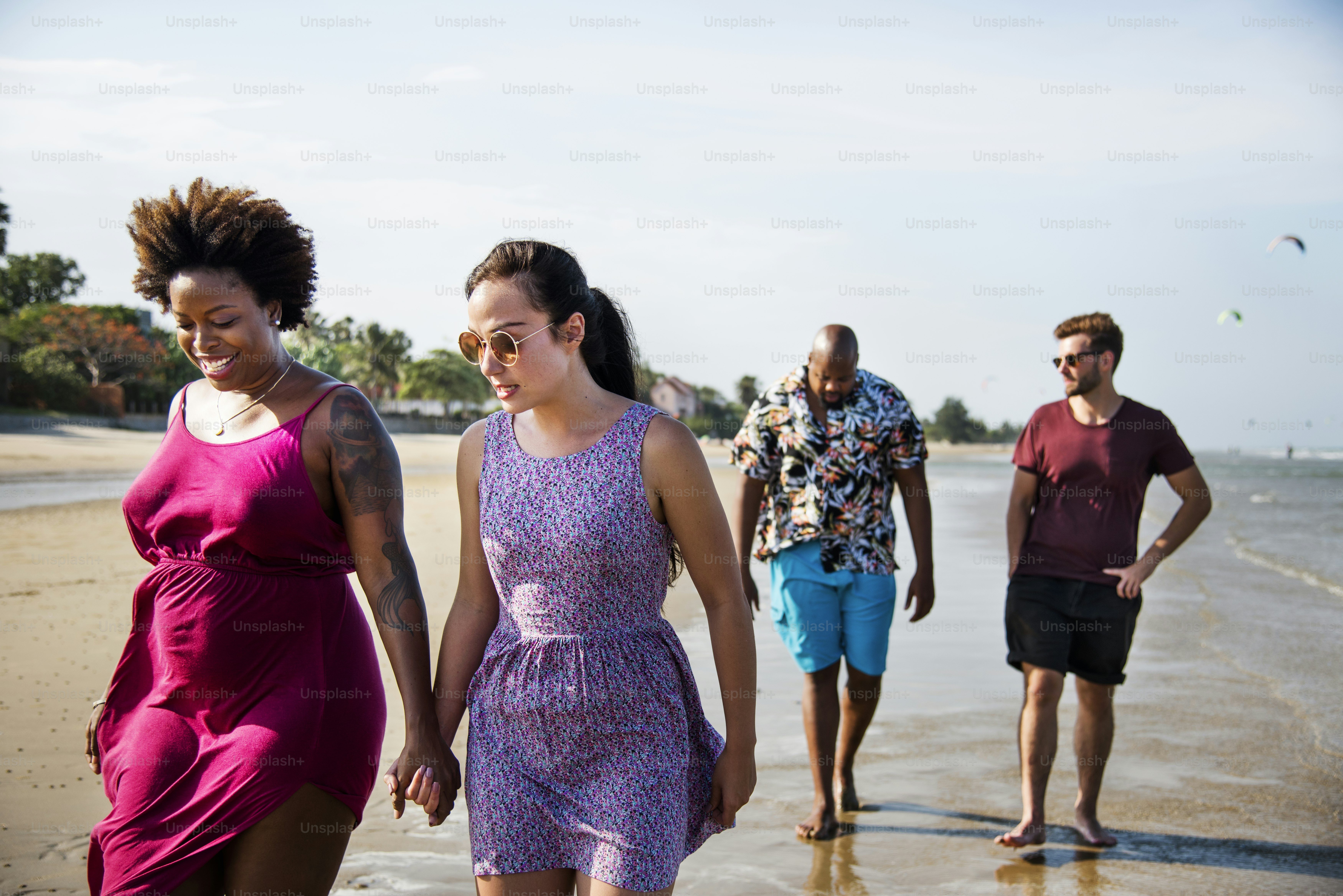 Grupo de amigos caminando por la playa