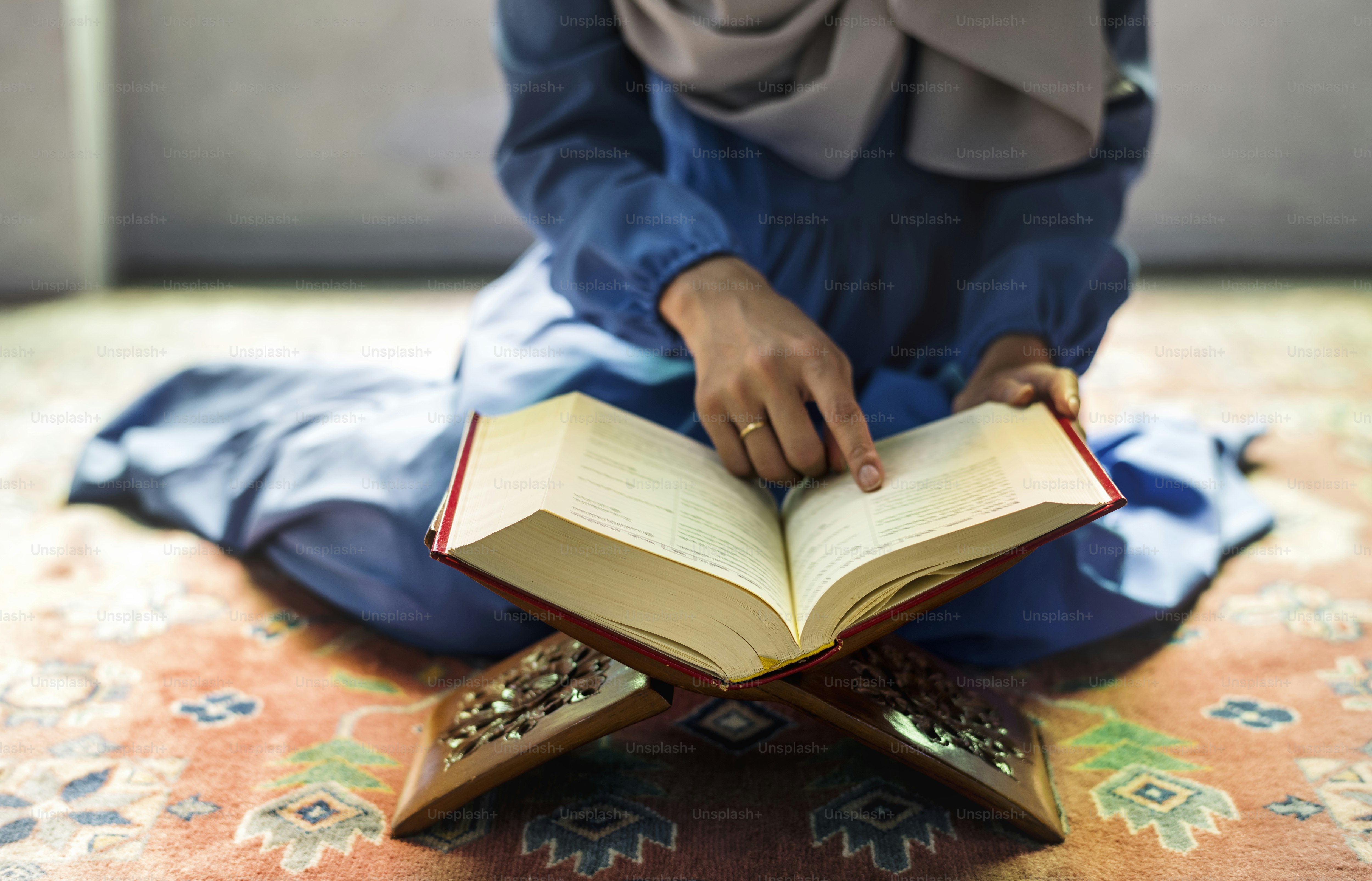 Femme musulmane lisant le Coran