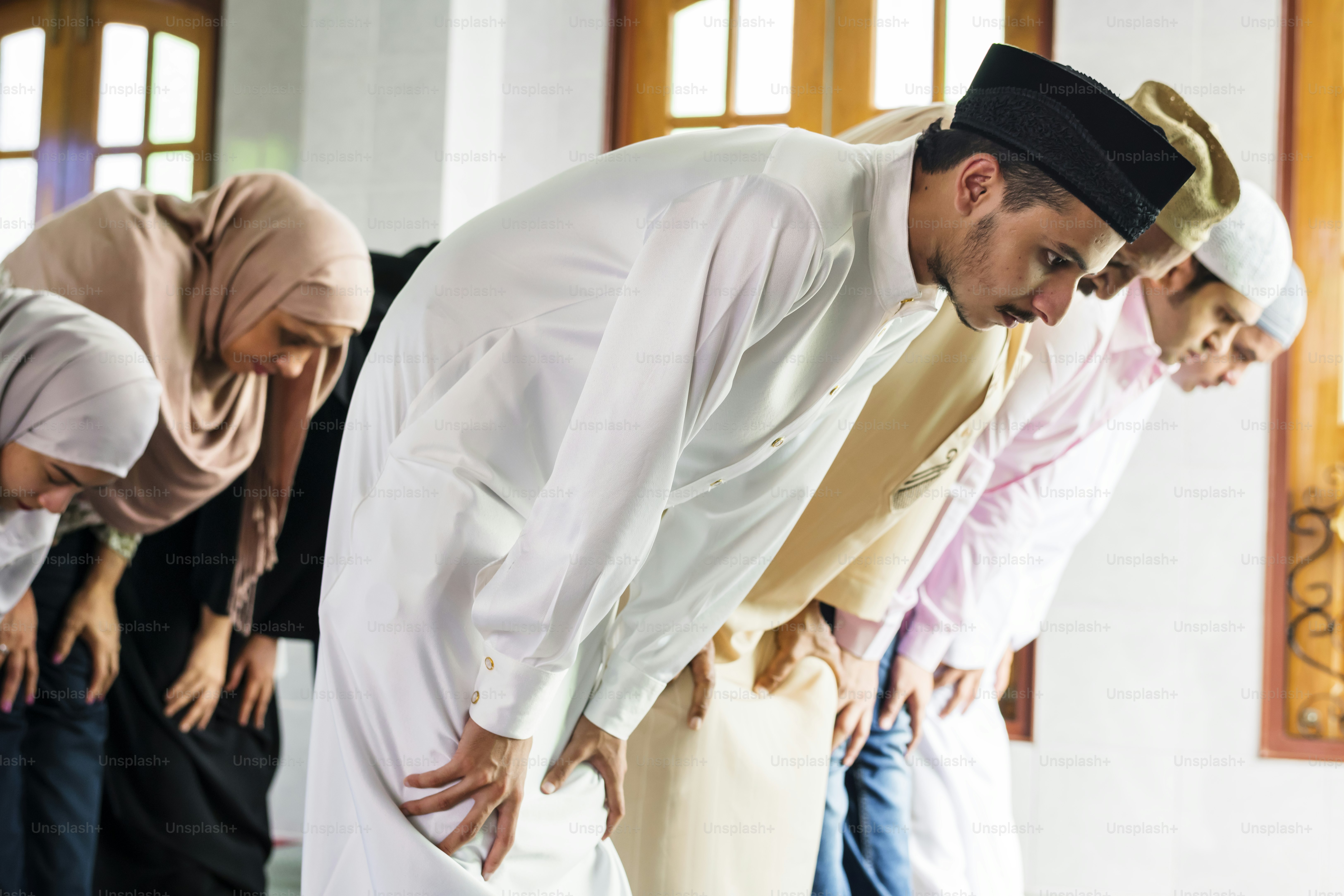 Muslim berdoa di masjid