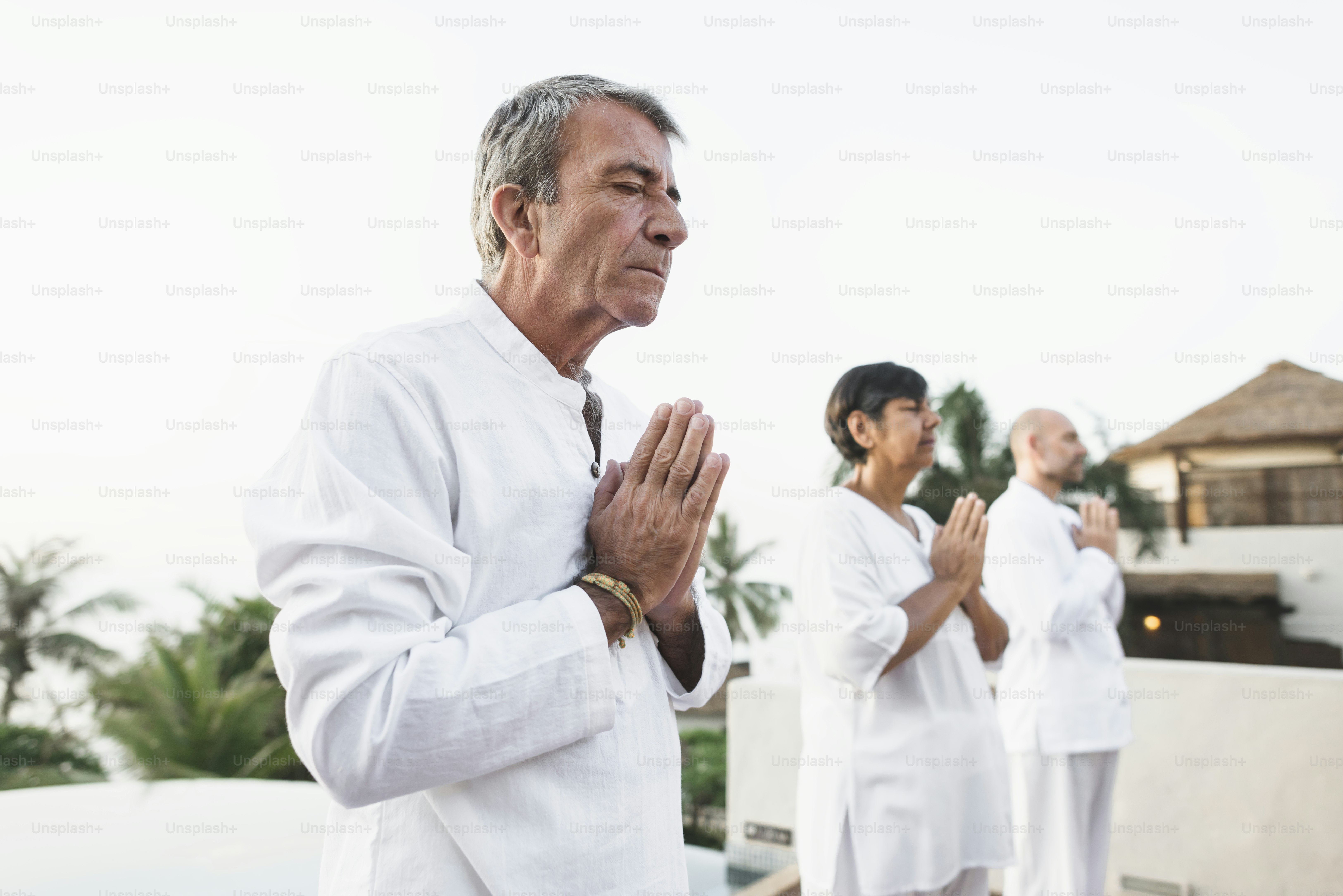 Grupo de personas mayores practicando yoga