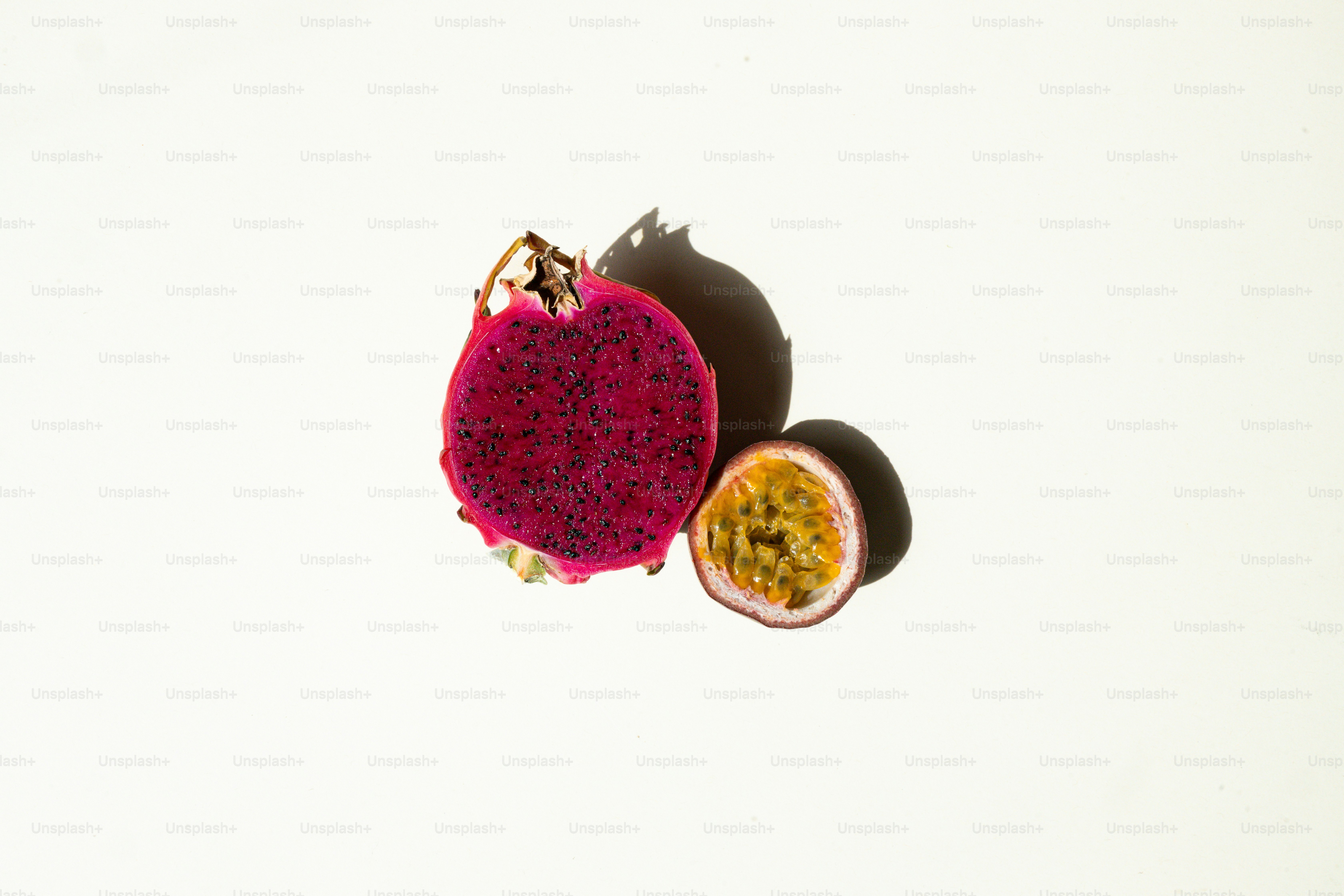 Un par de piezas de fruta encima de una mesa