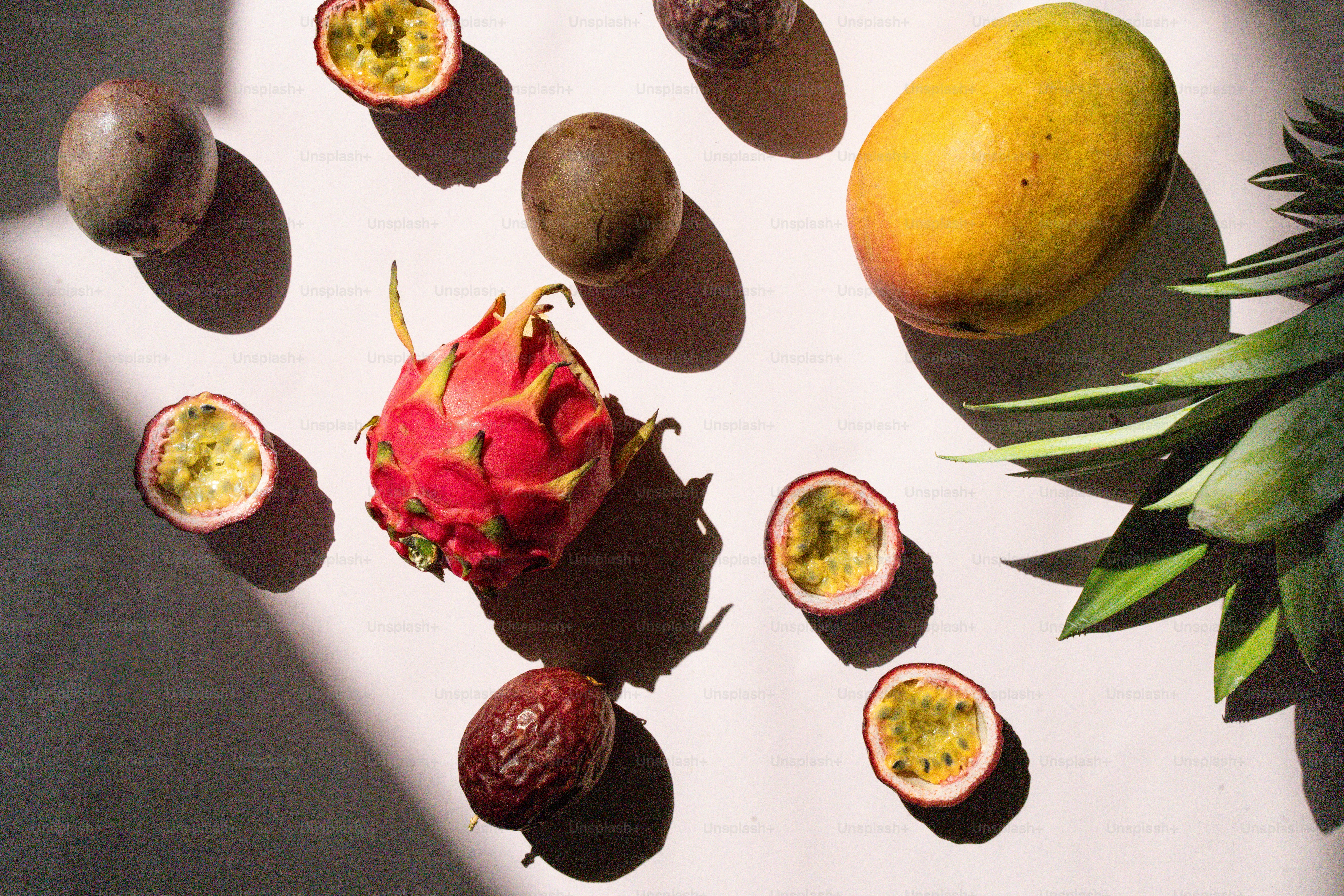 Una mesa cubierta con muchos tipos diferentes de frutas