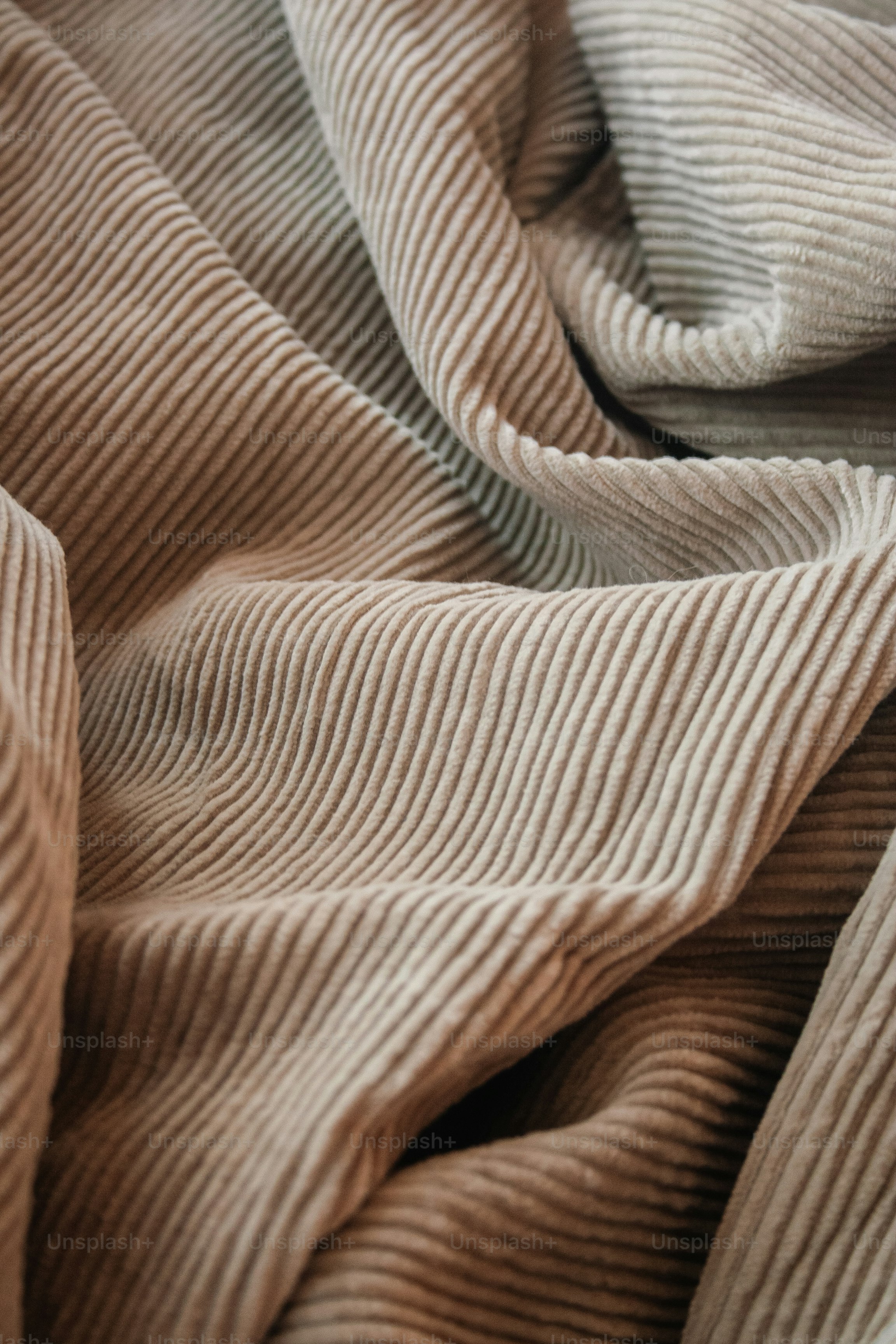 Nahaufnahme eines Bettes mit einer Decke darauf