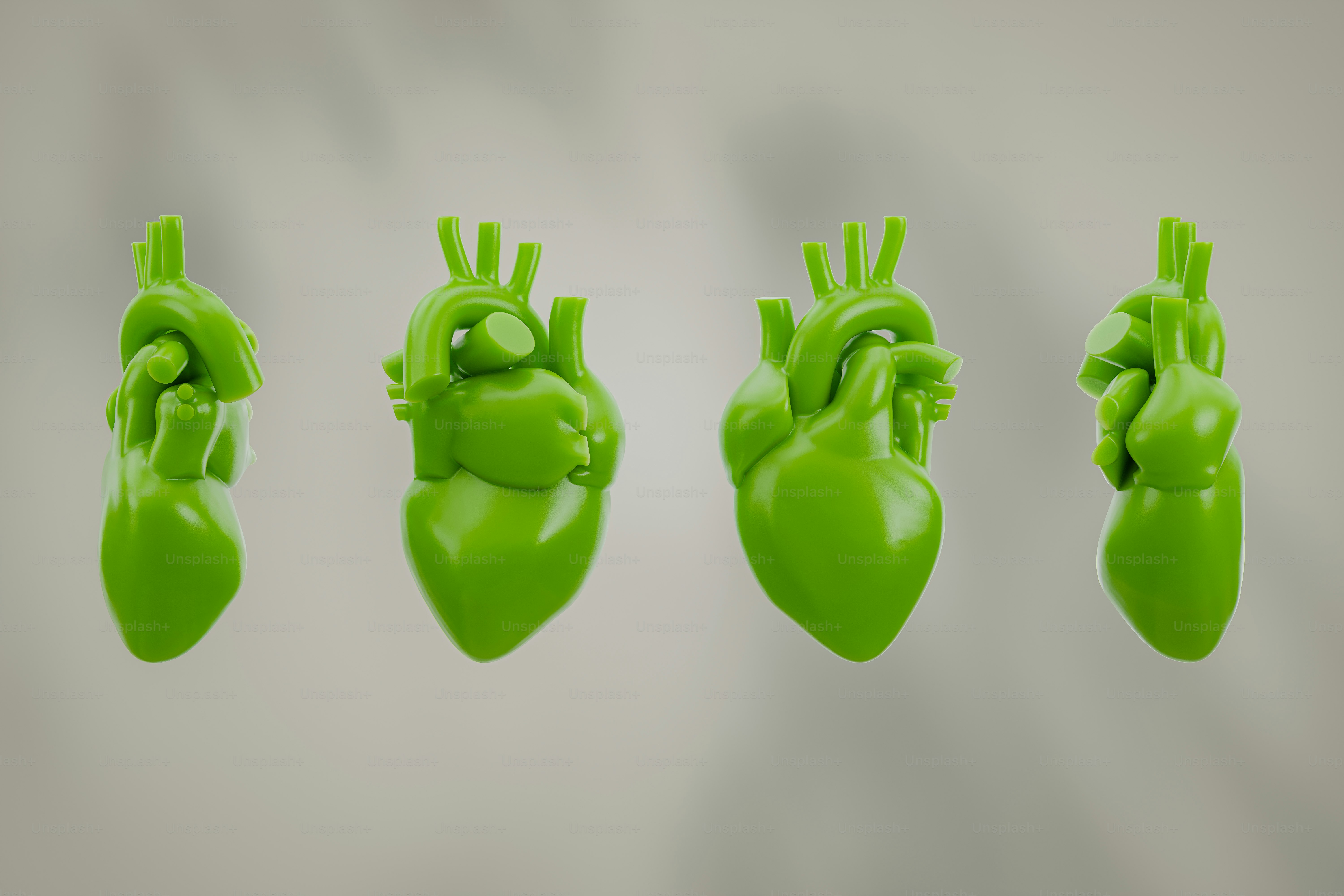 一列にぶら下がっている緑色のプラスチックのハートのグループ