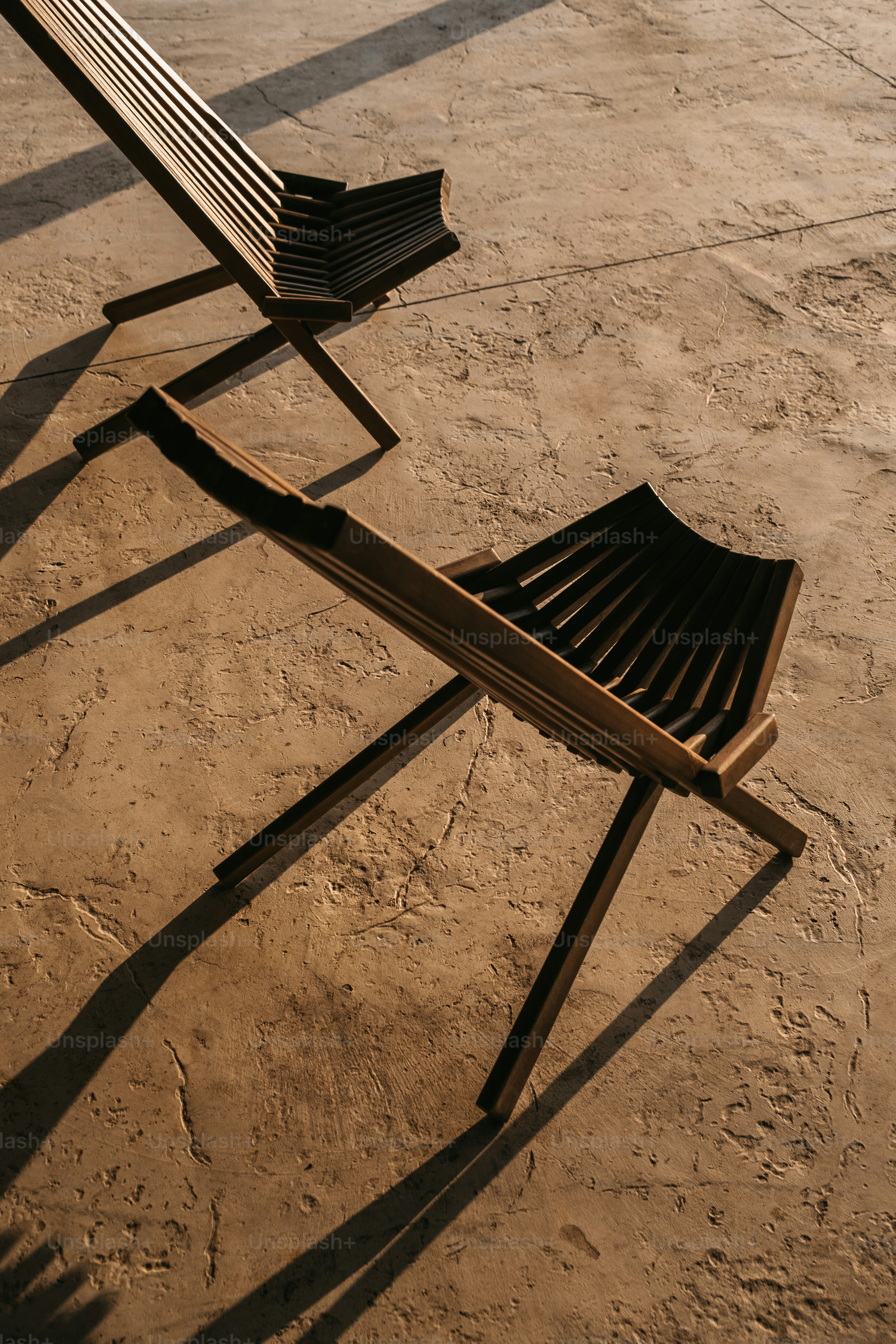 セメントの床の上に座っている木製のベンチ