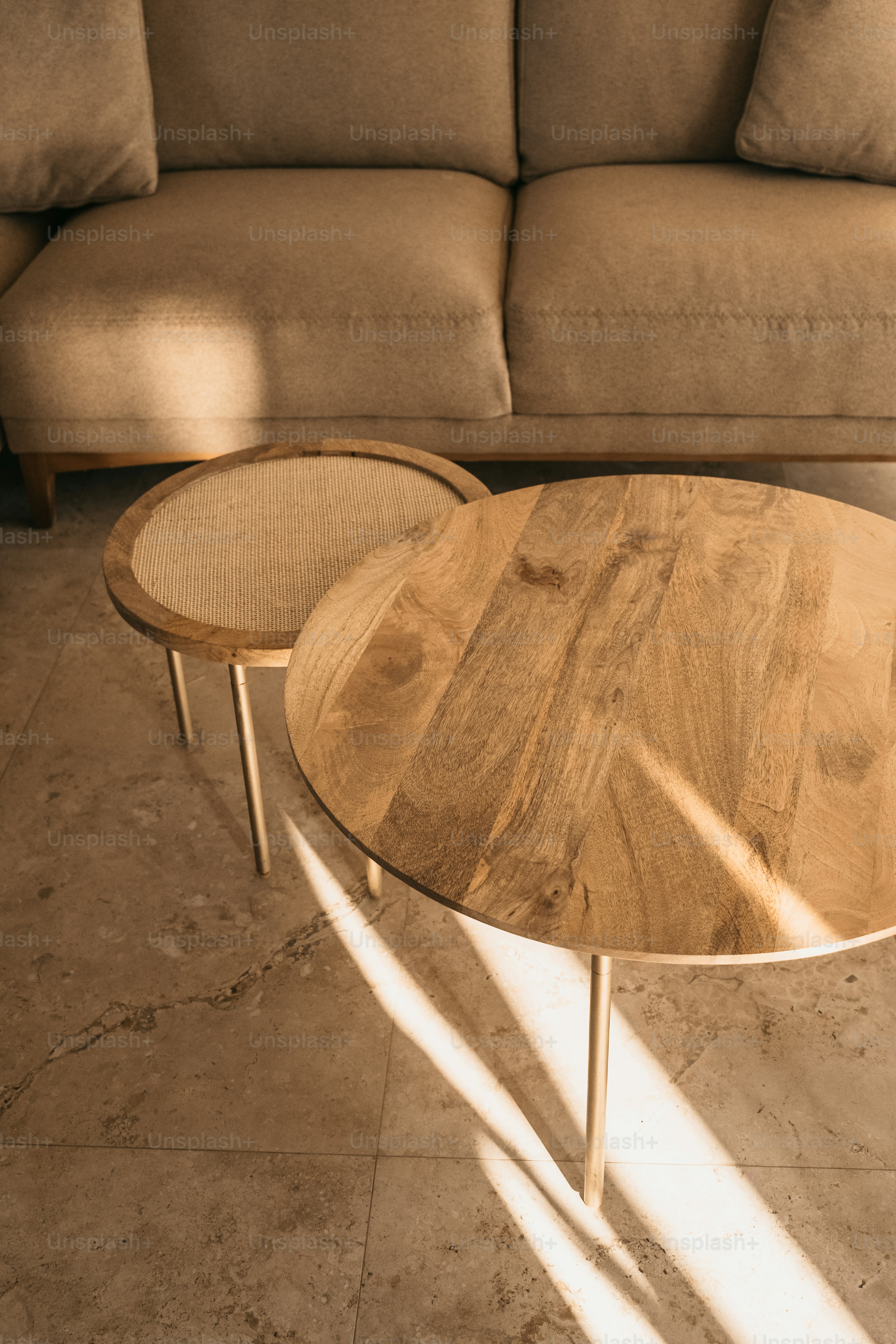 ソファとコーヒーテーブル付きのリビングルーム