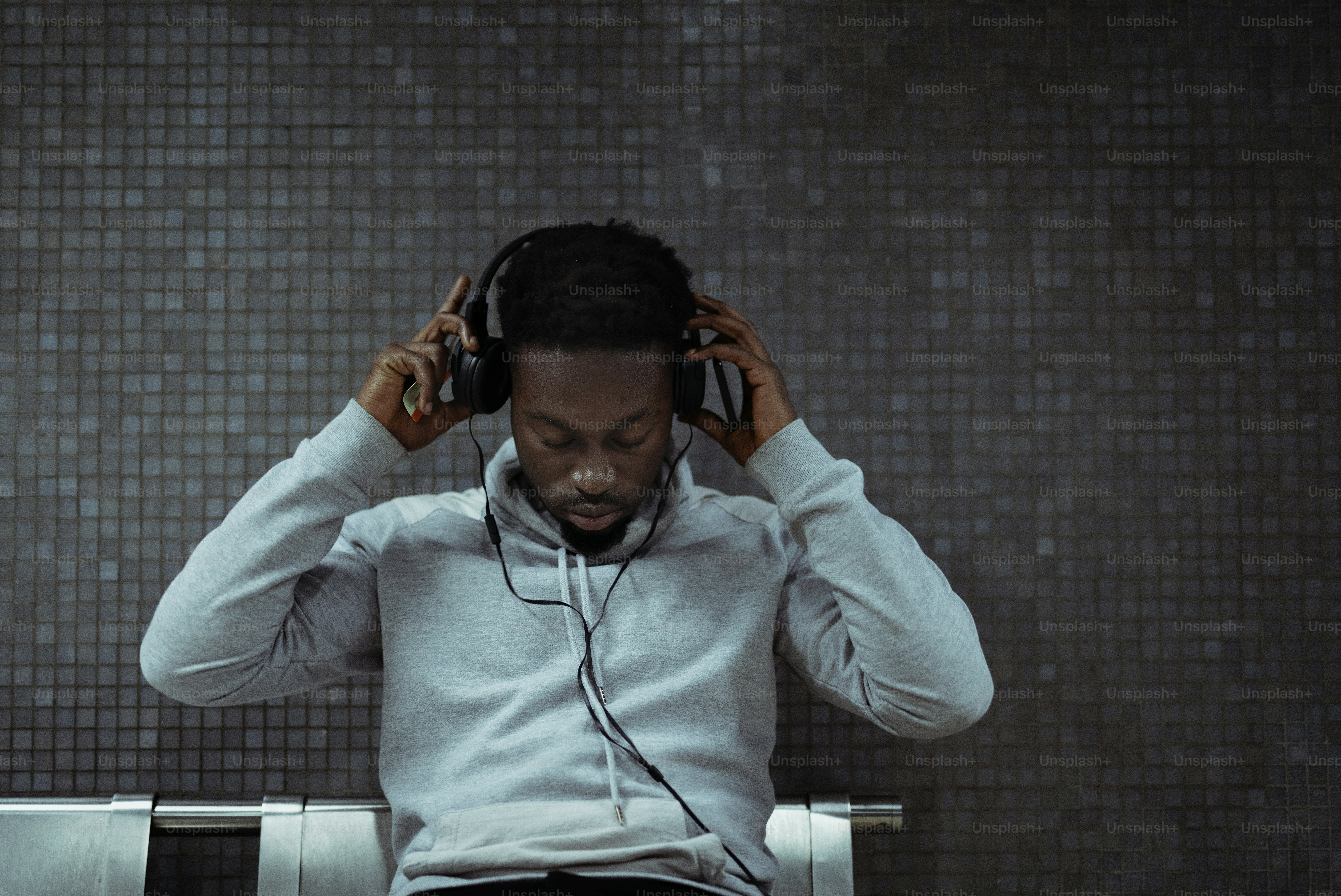 Hombre poniéndose los auriculares