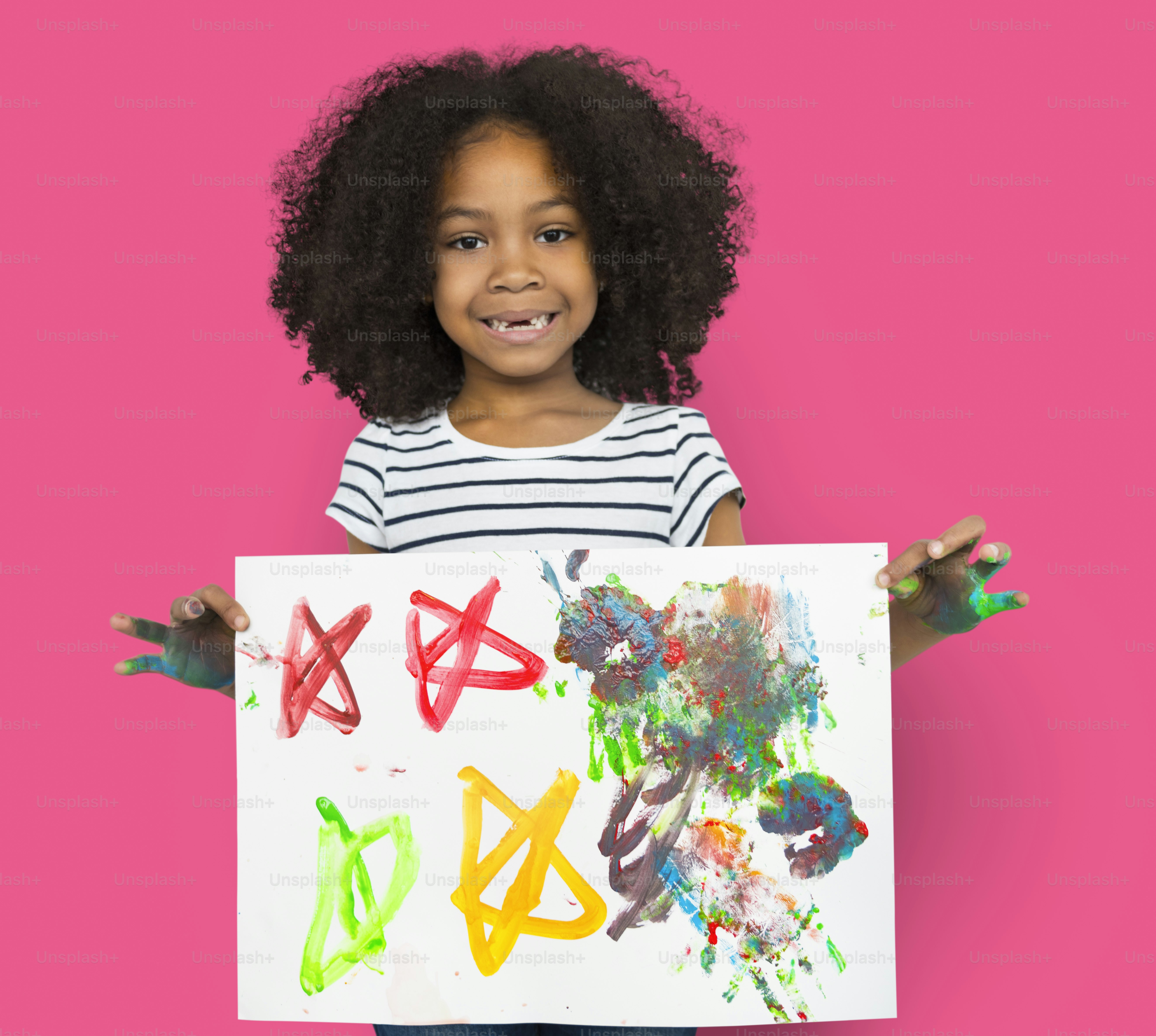 Joyeux Mignon Enfant S’amusant Concept