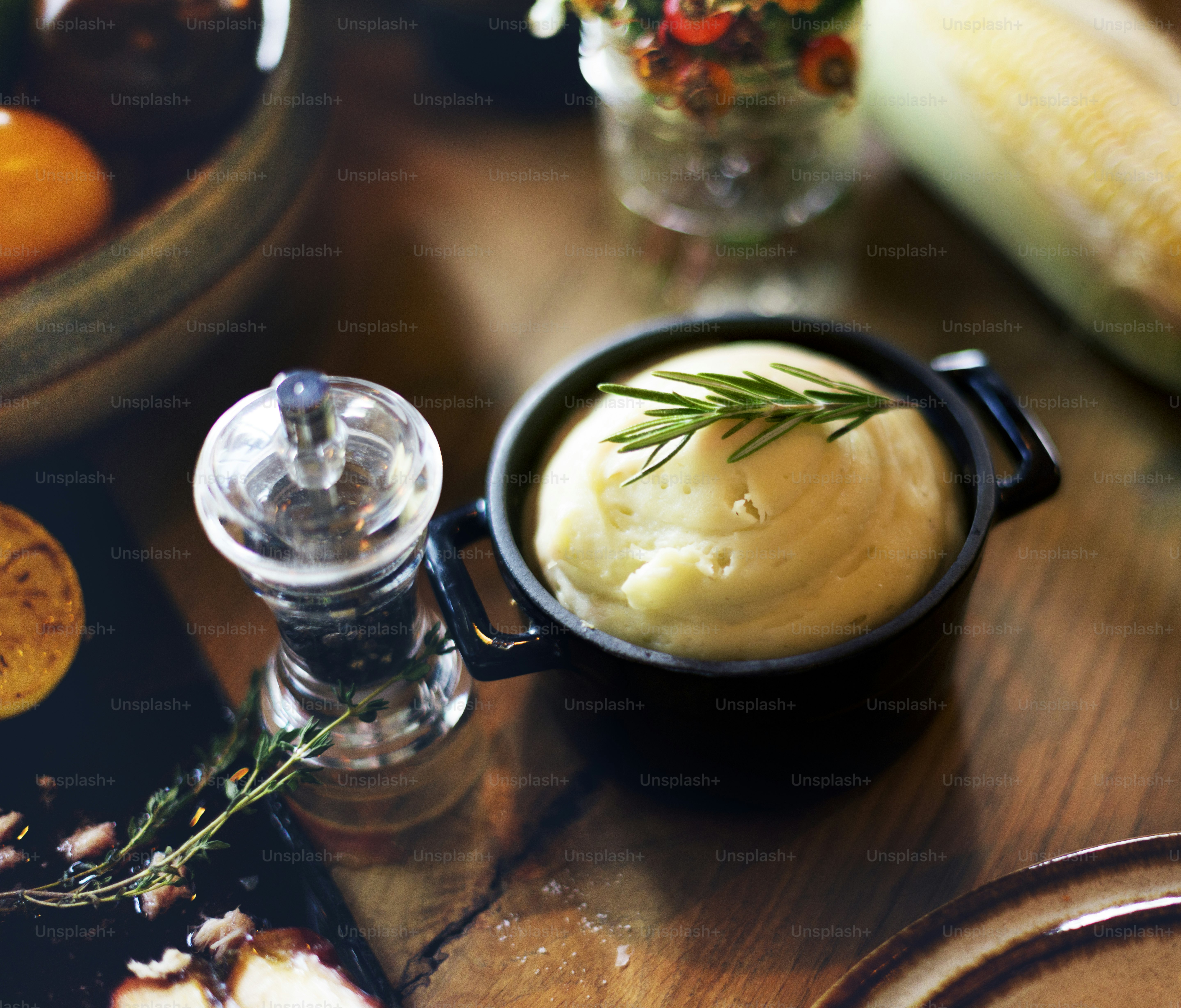 Puré de papa, romero, pimienta, Día de Acción de Gracias Concepto de configuración de mesa