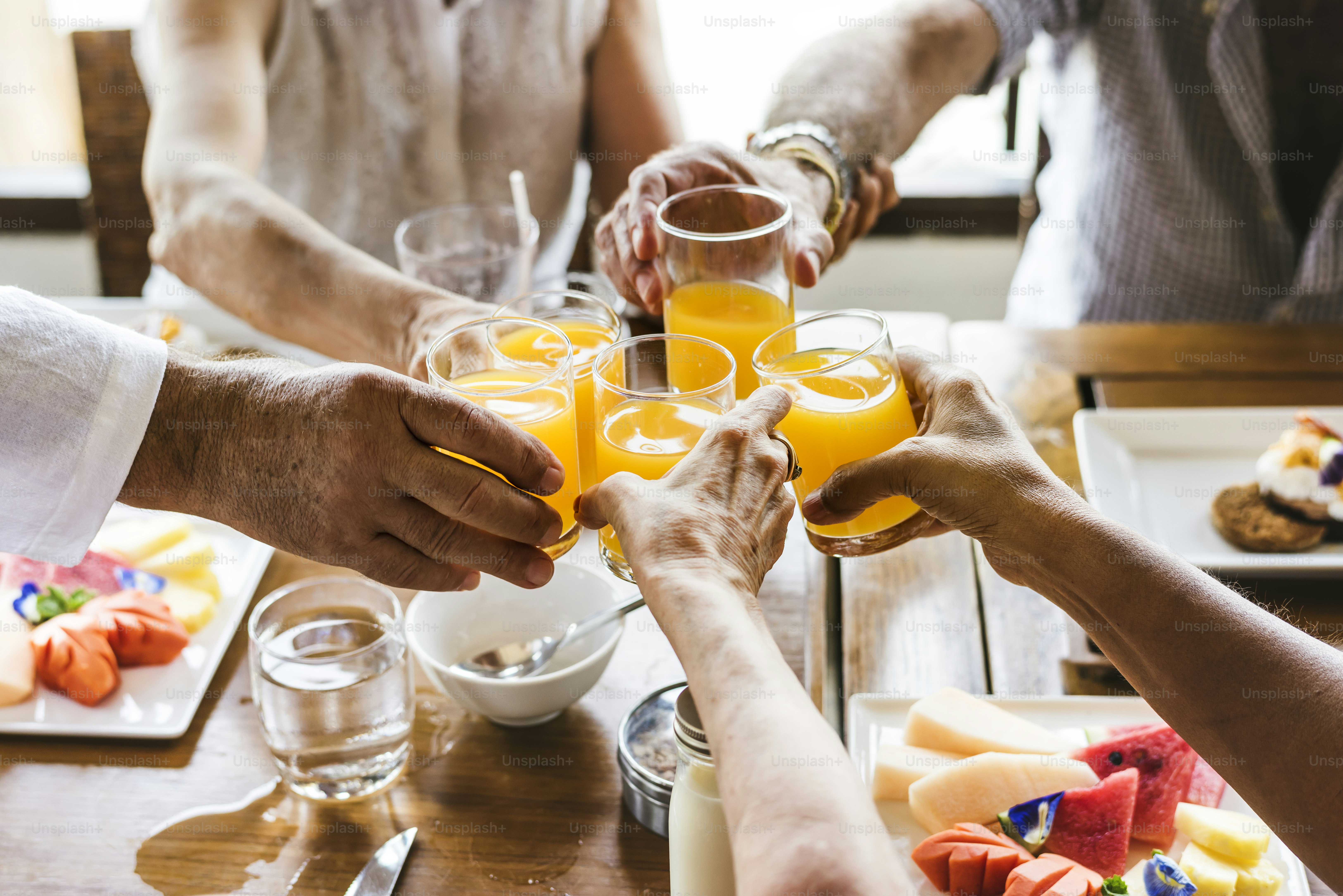 Aînés prenant leur petit-déjeuner