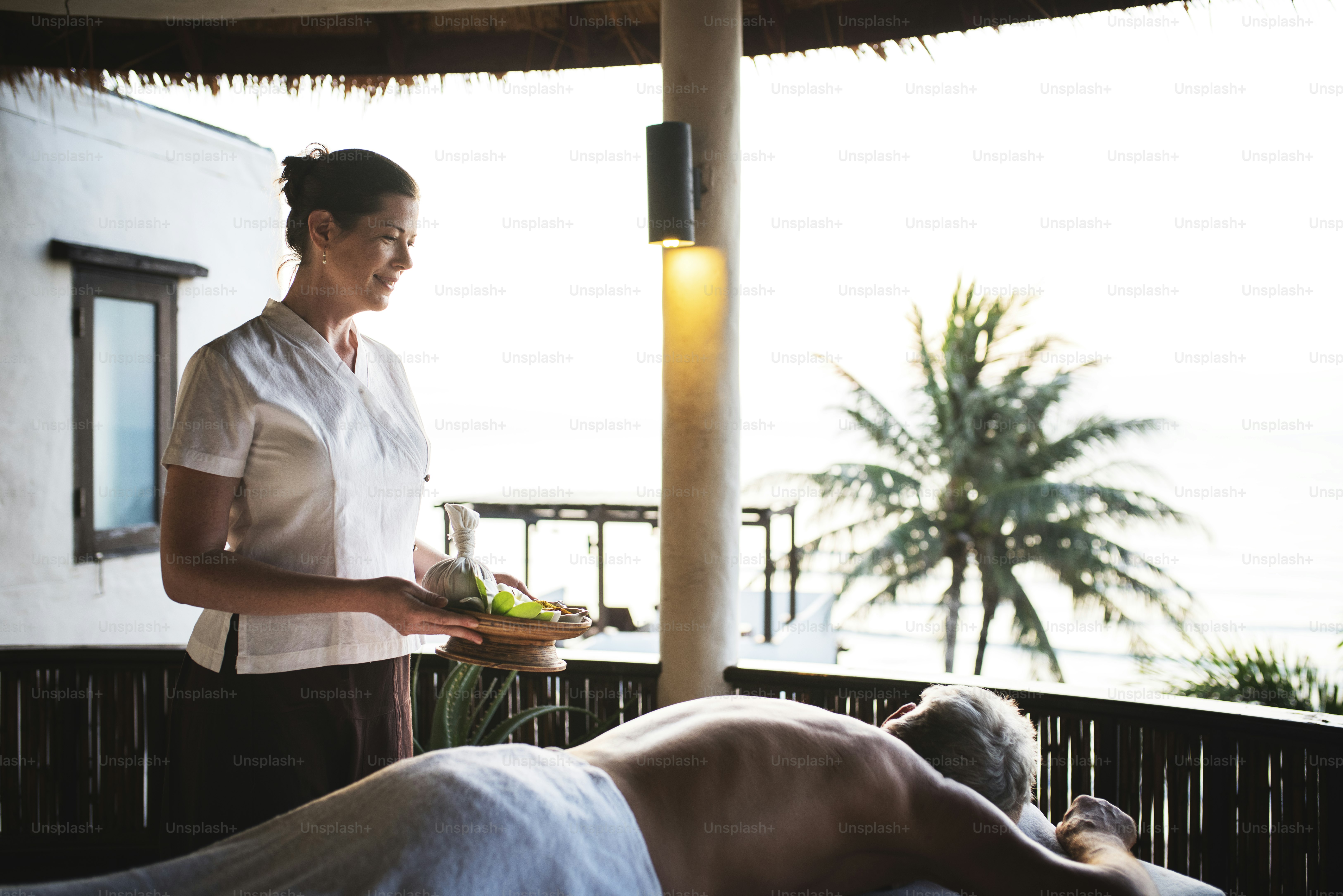 Terapis pijat memijat di spa