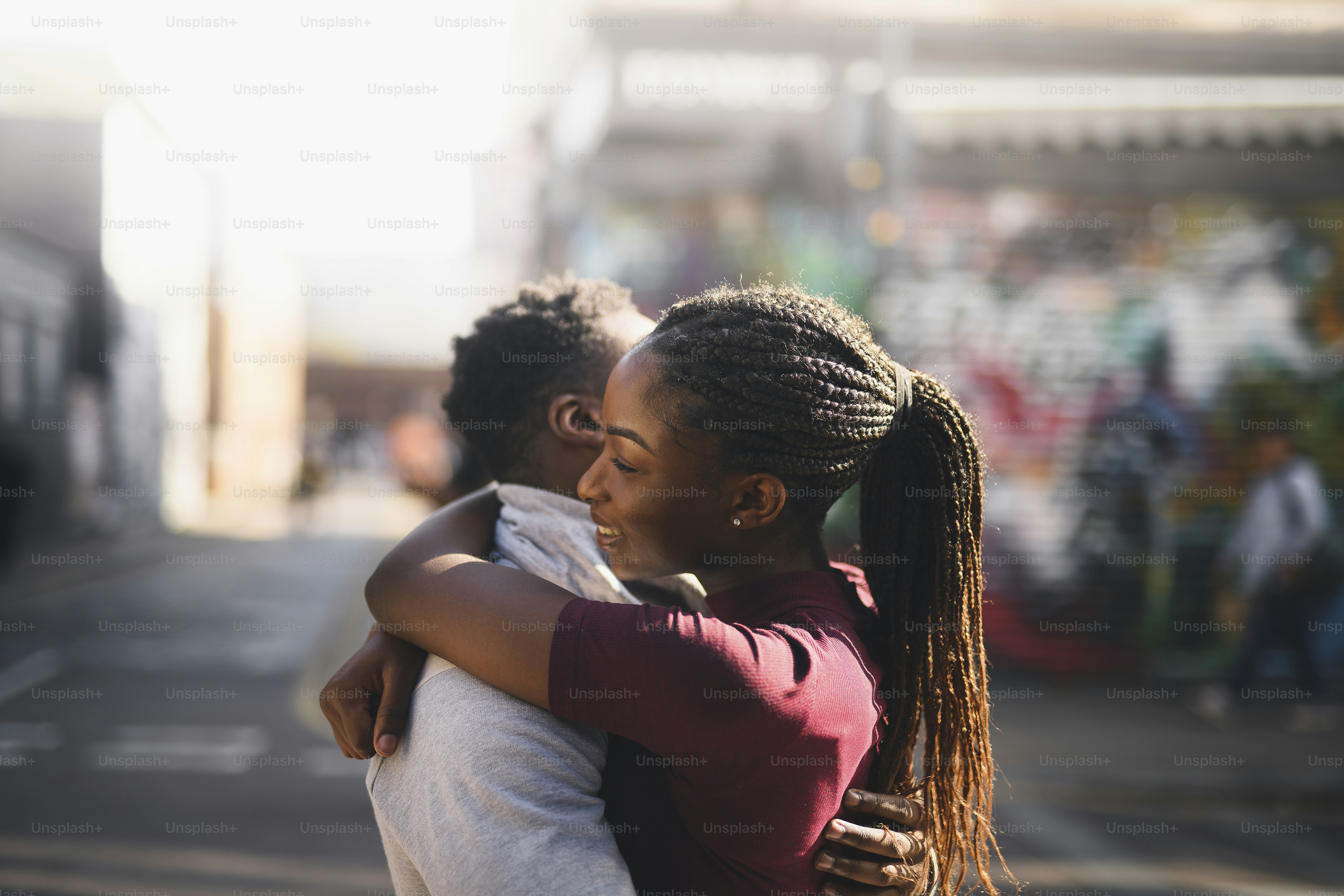 Pareja abrazándose en la ciudad foto – Imagen de Pareja - Relación en ...