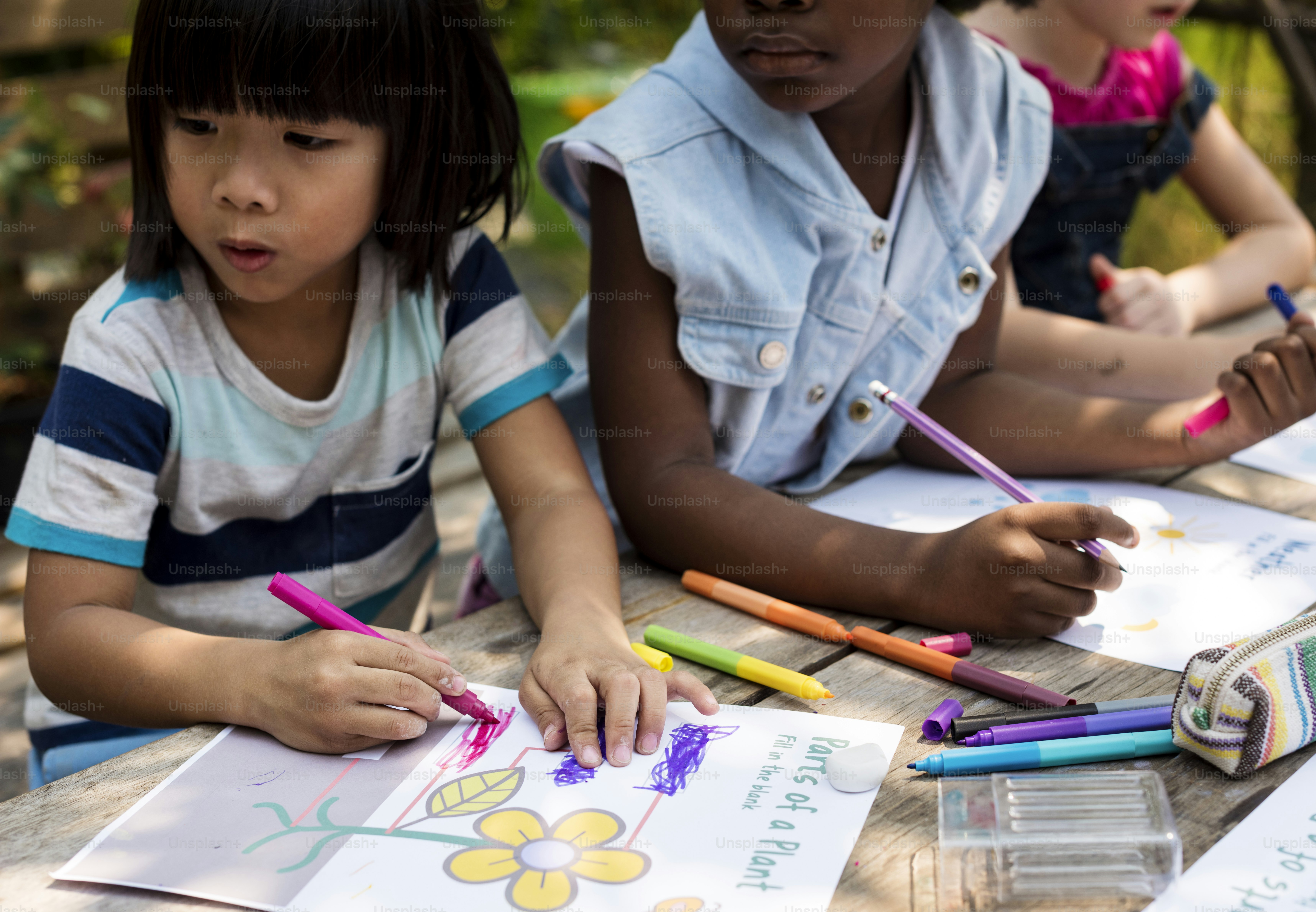 Grupo de niños dibujando juntos