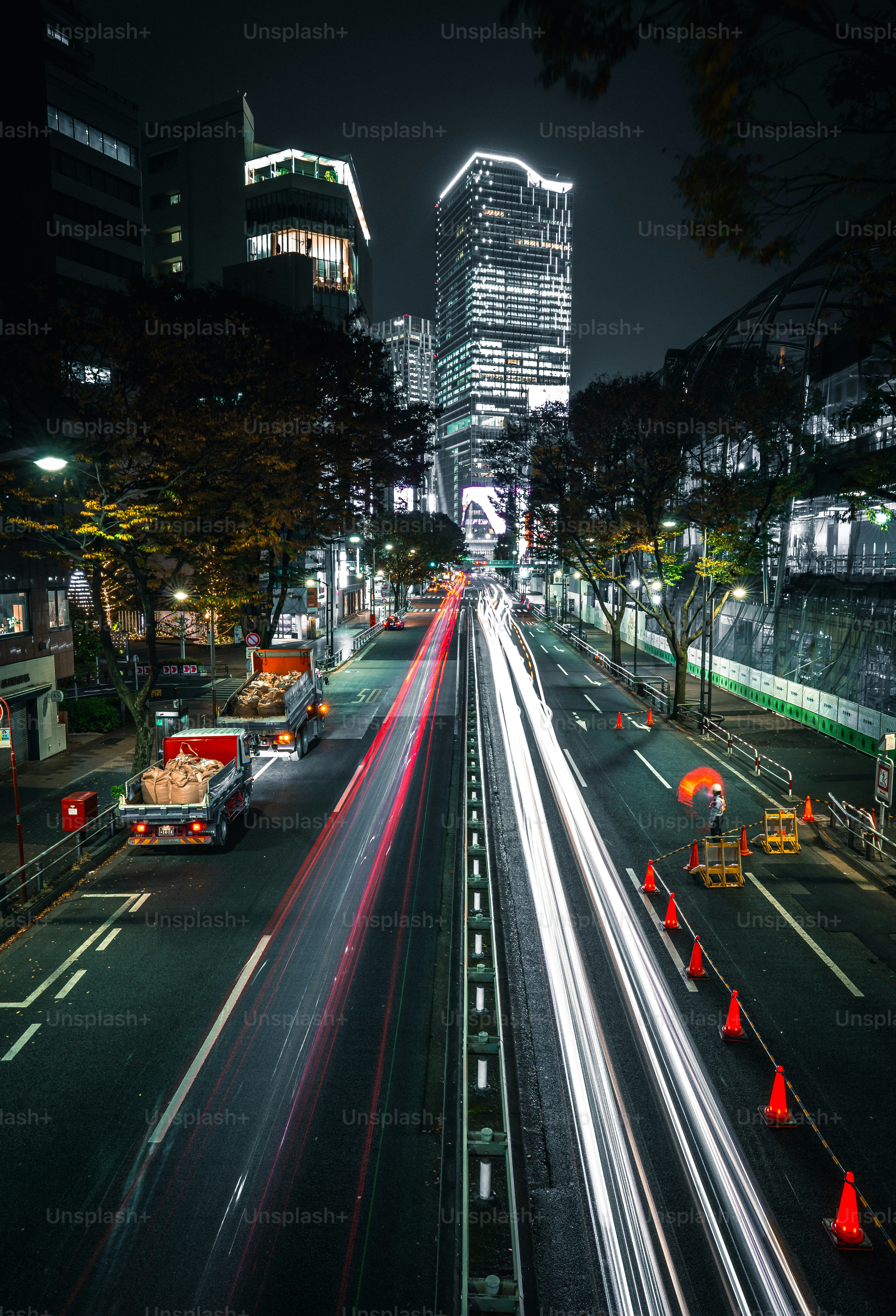 A city street filled with lots of traffic at night