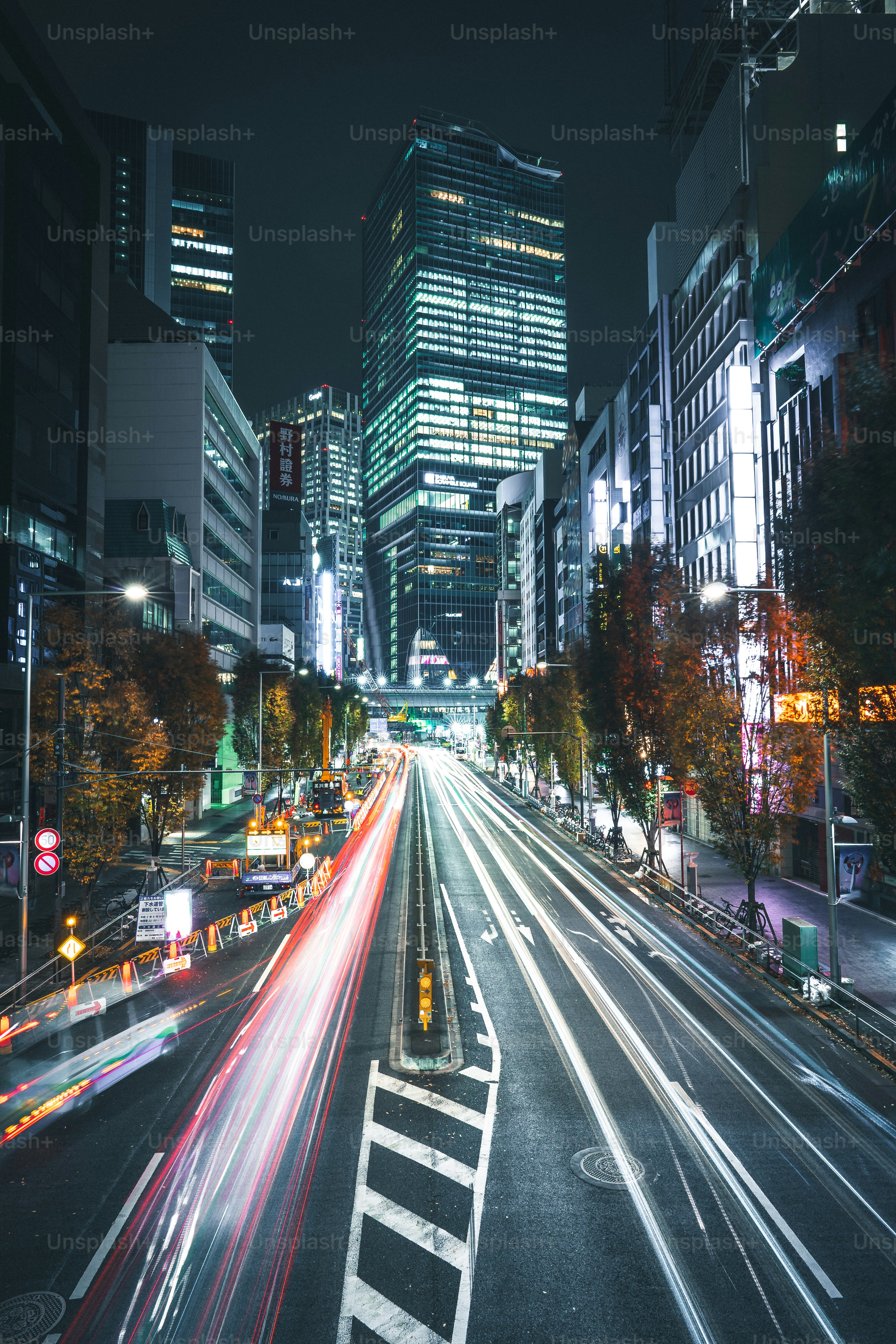 Una calle de la ciudad llena de mucho tráfico por la noche foto – Imagen de  Arquitectura en Unsplash, image size:3000x4500