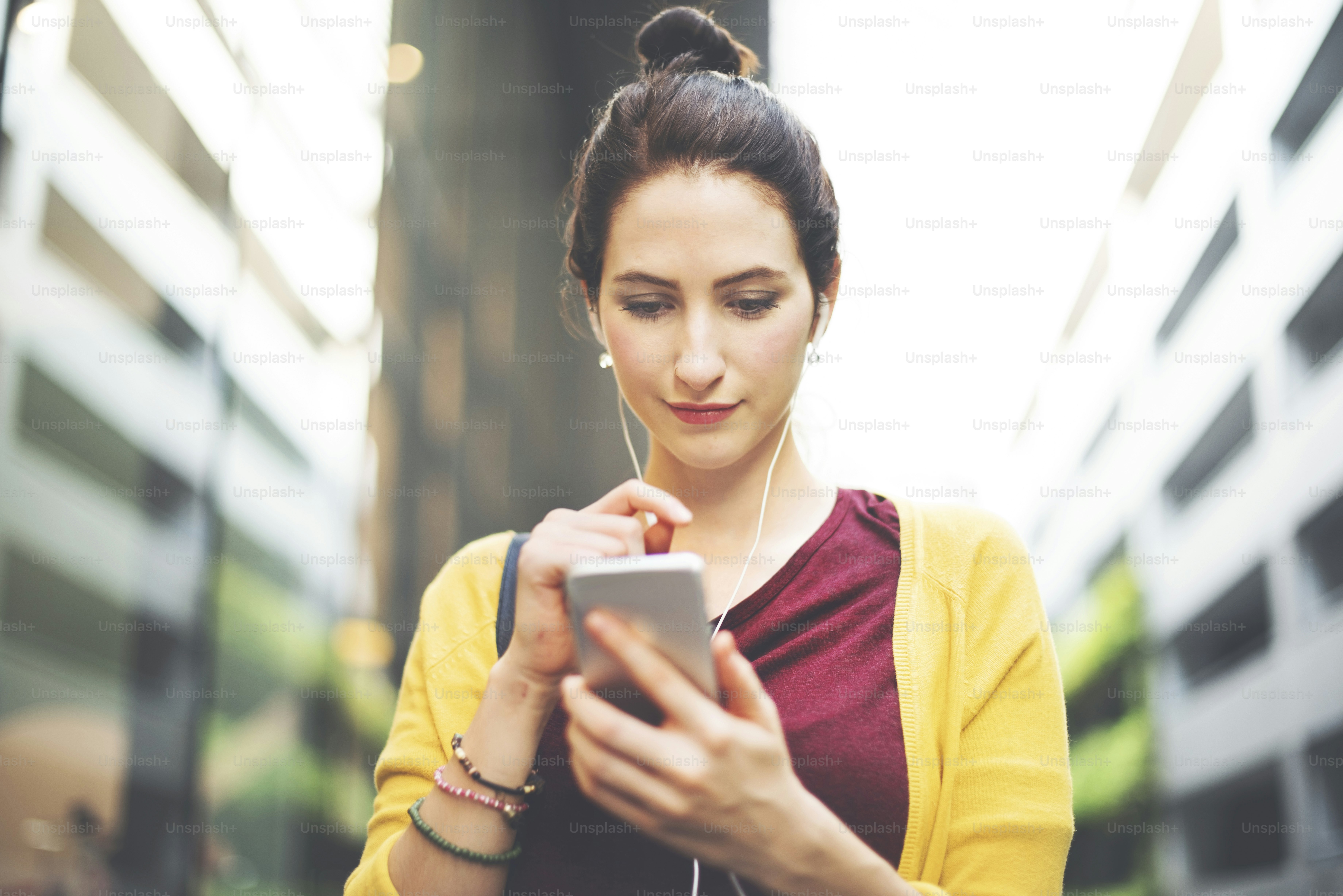 Mujer que usa el concepto en línea de las redes sociales de la movilidad