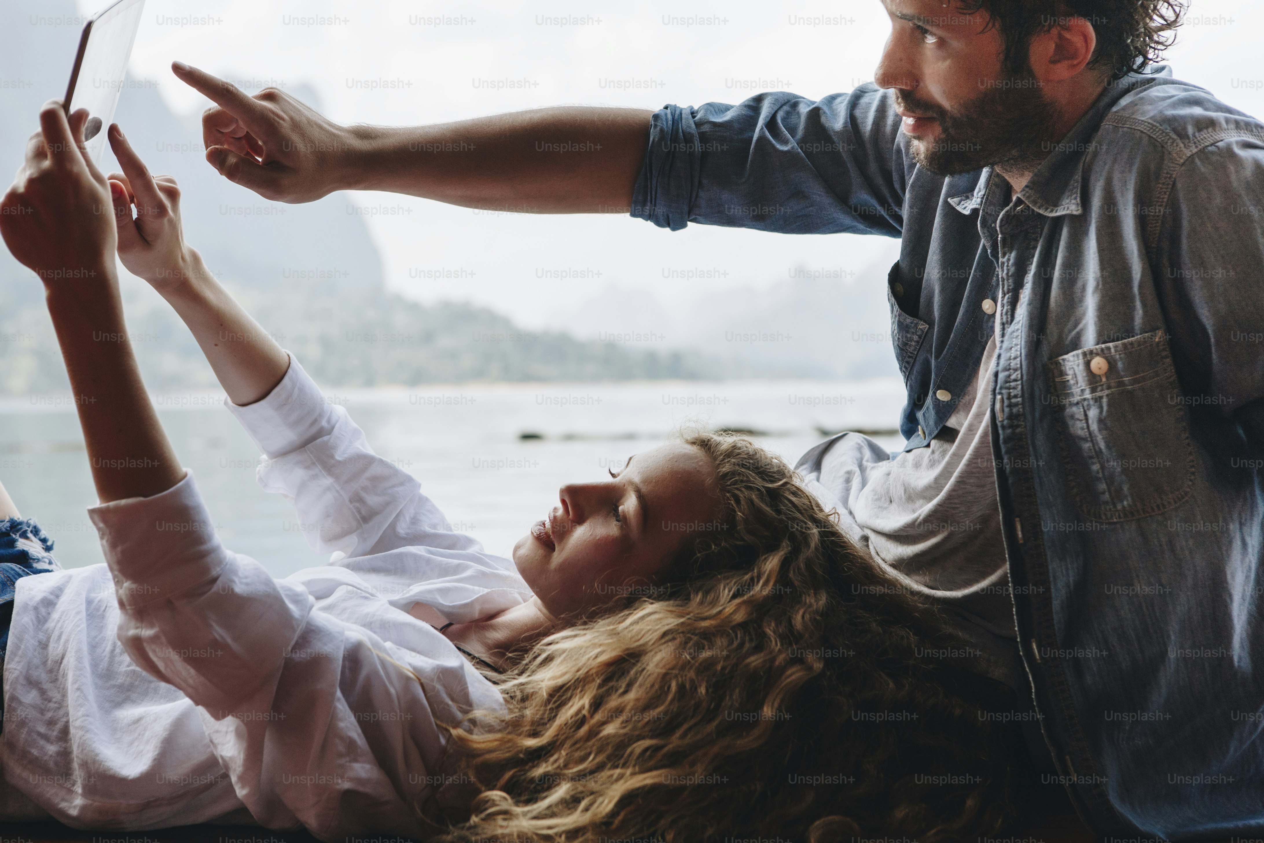 Mujer relajándose en el regazo de su novio